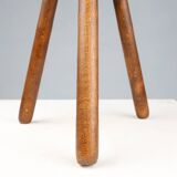 Tabouret bas rustique brutaliste tripode en bois massif de fabrication artisanale française