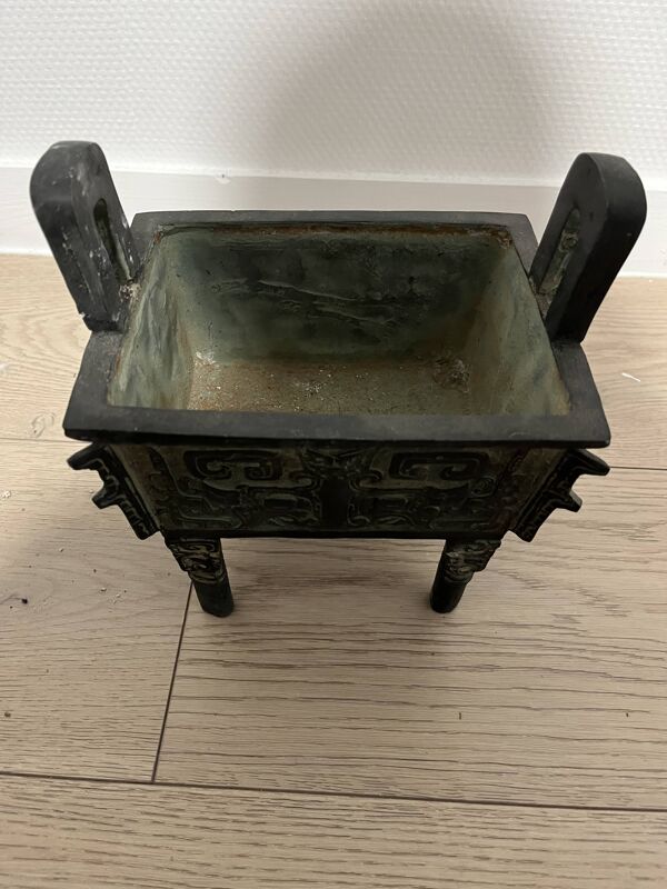 Vase tripode décoratif de style ancien – Anses verticales – 28 cm