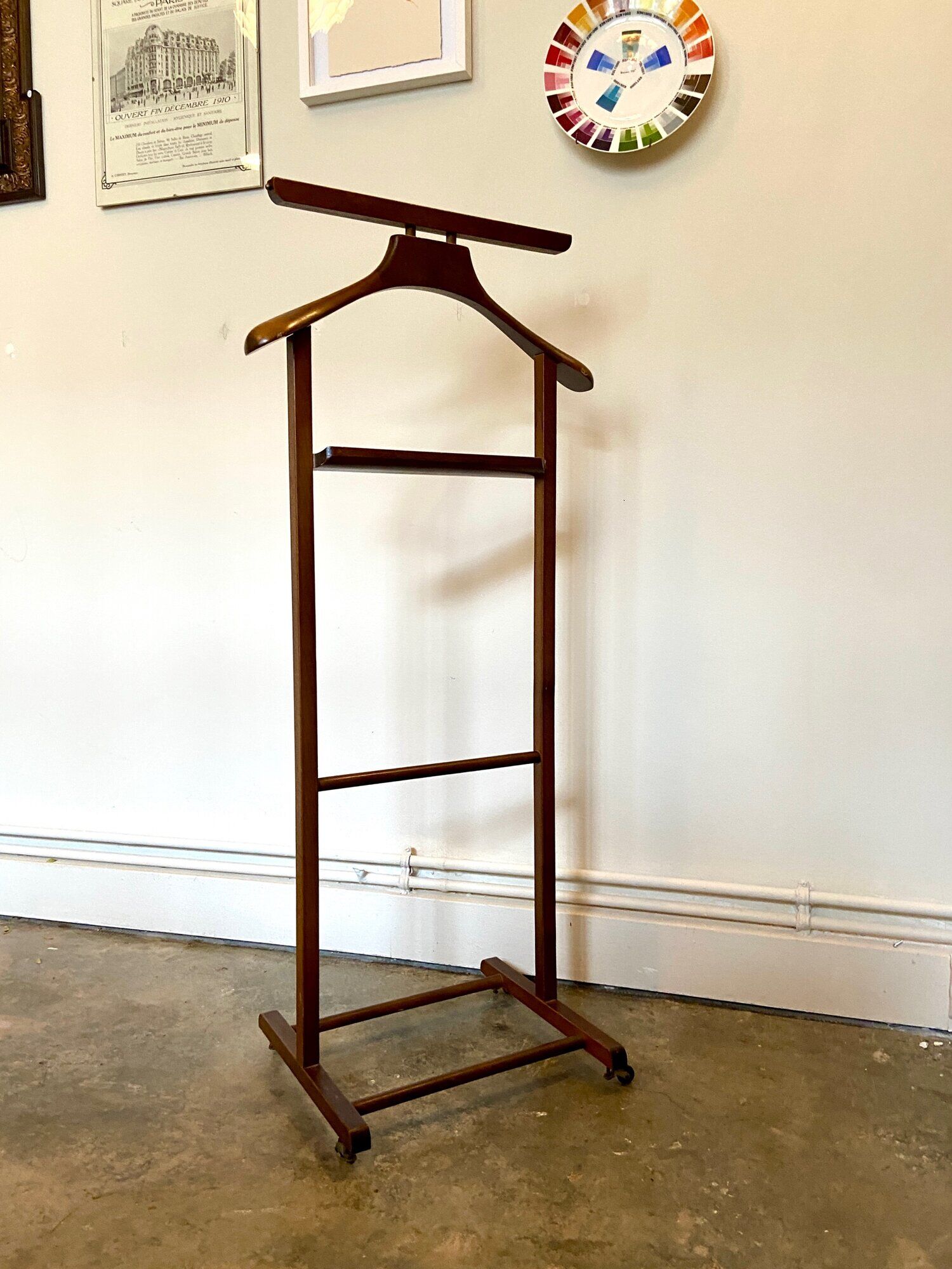 Valet de chambre on dark wood wheels