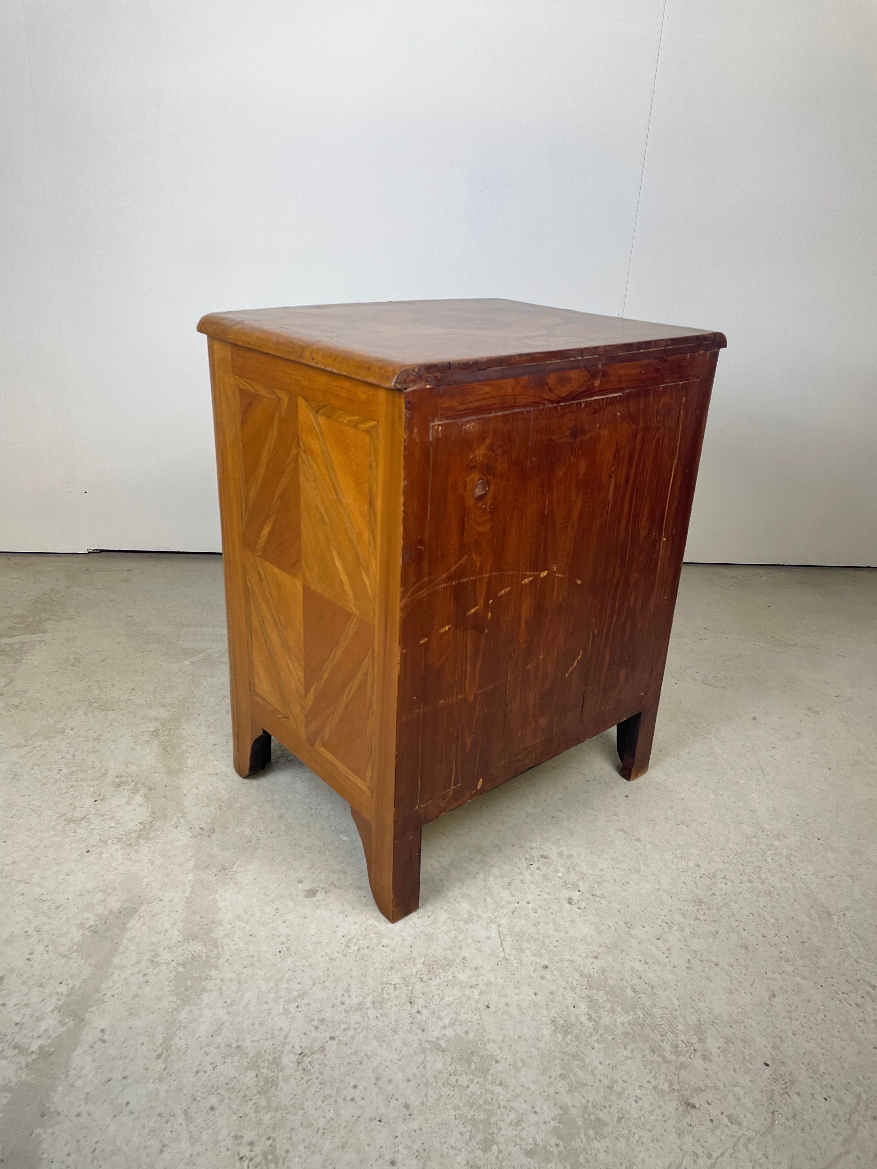 Inlaid drawer cabinet