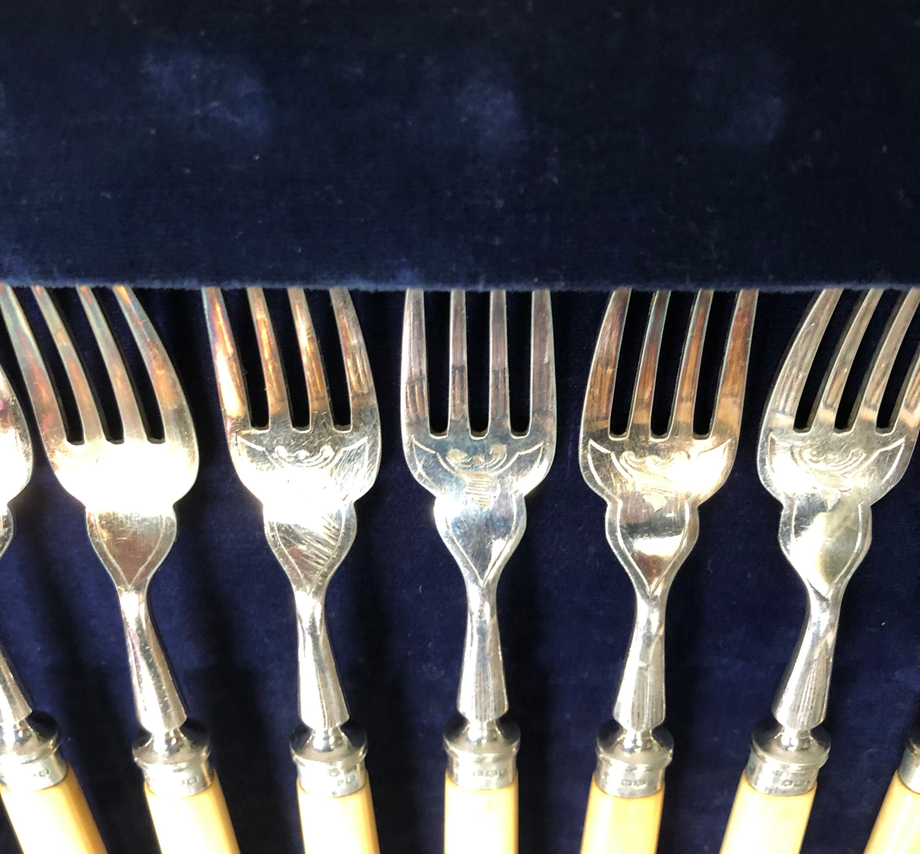 Fish cutlery service