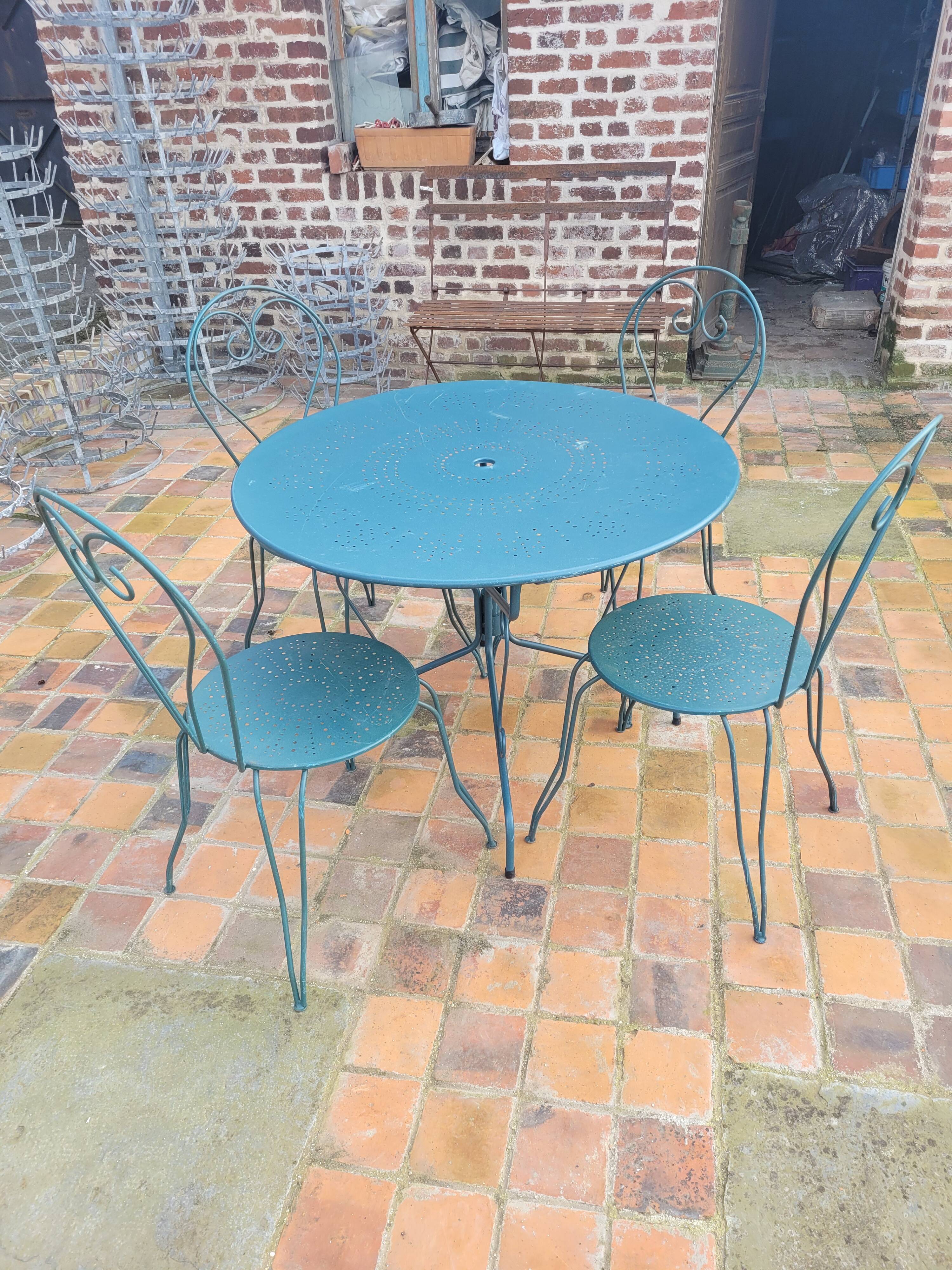 Salon de jardin en fer forgé, table & 4 chaises