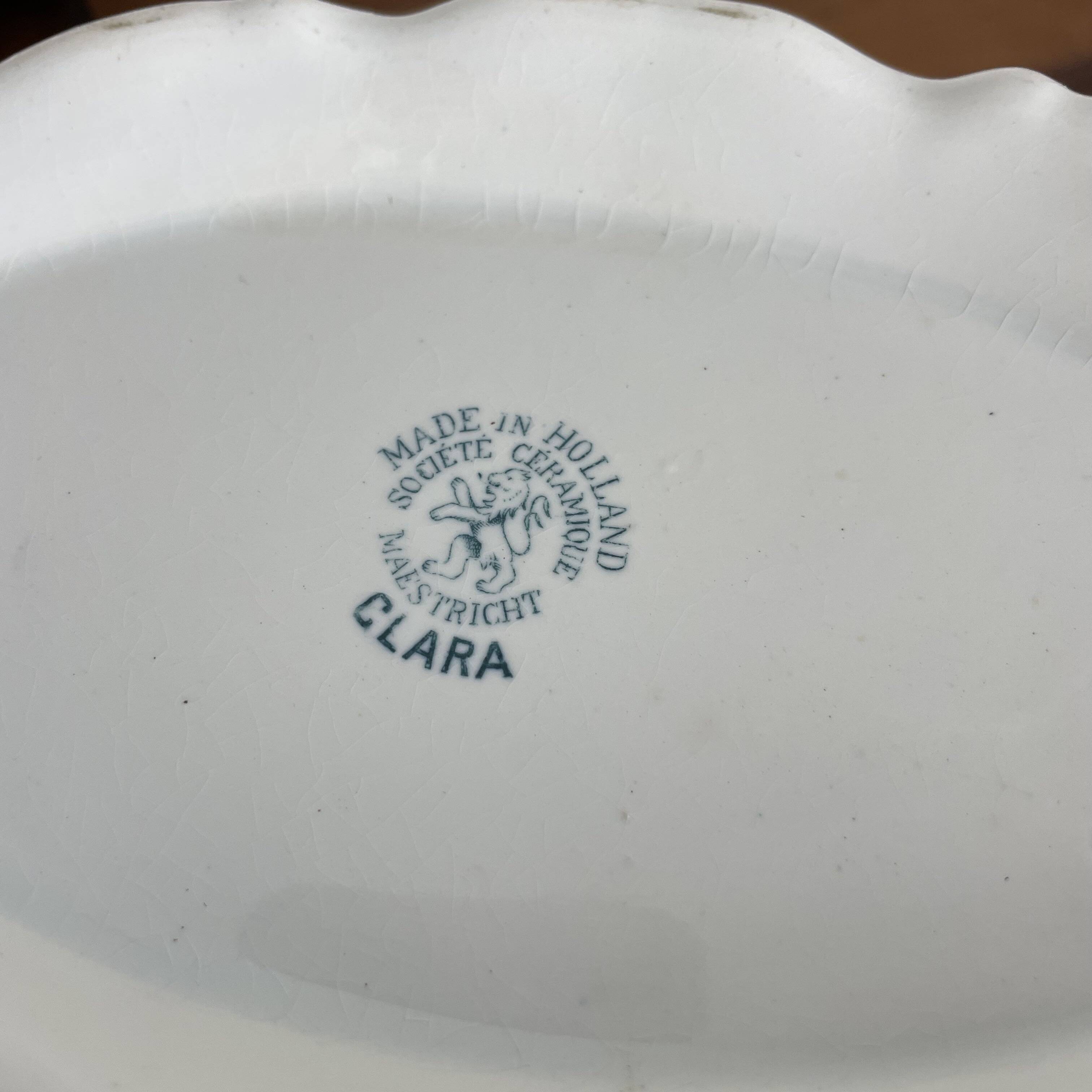 Covered dish, vegetable dish in Maastricht earthenware, Clara model