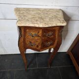 Table de chevet galbée style Louis XV en marqueterie