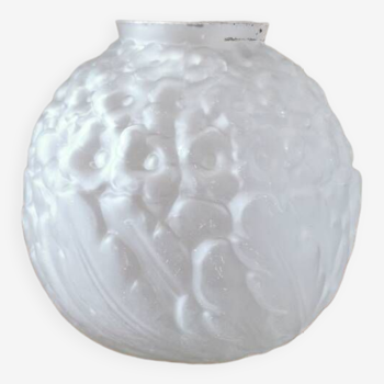 Petit vase boule art déco en pâte de verre blanche