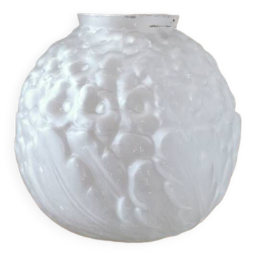 Petit vase boule art déco en pâte de verre blanche