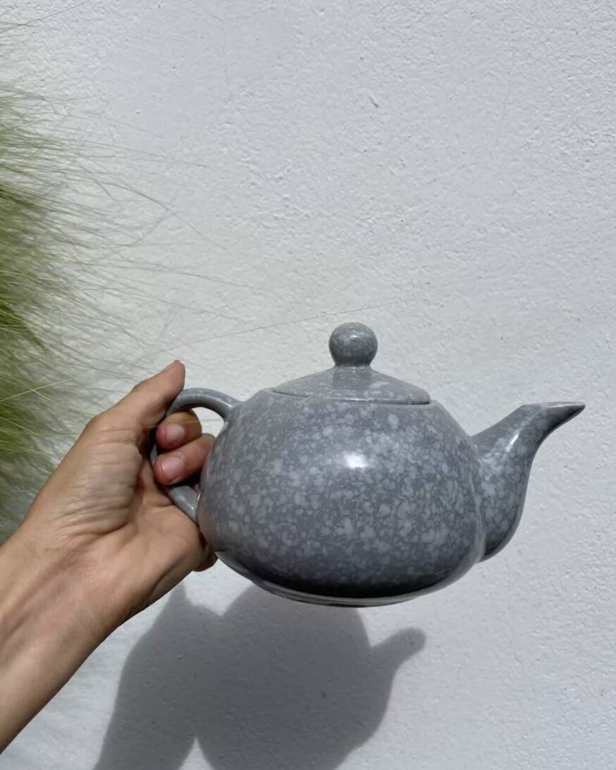 Théière 1980 grise et blanche moucheté