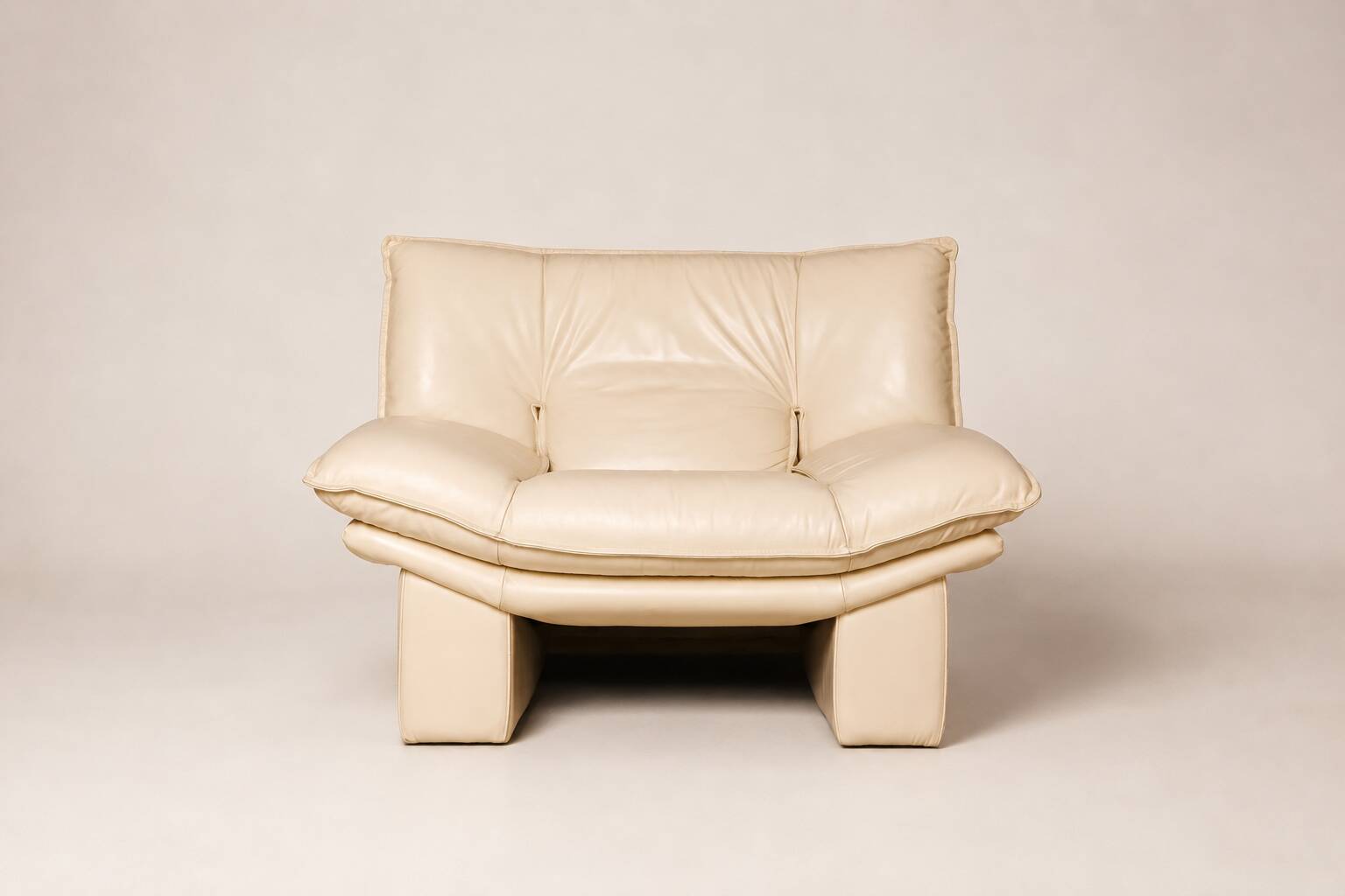 Nicoletti — Pair of lounge chairs "Ambassador" in cream leather