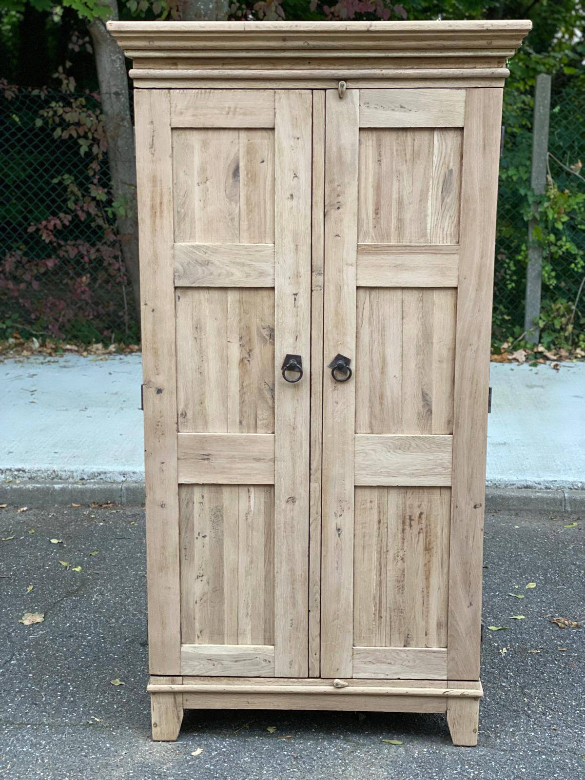 Armoire de ferme rénovée en chêne massif brut du 19ème