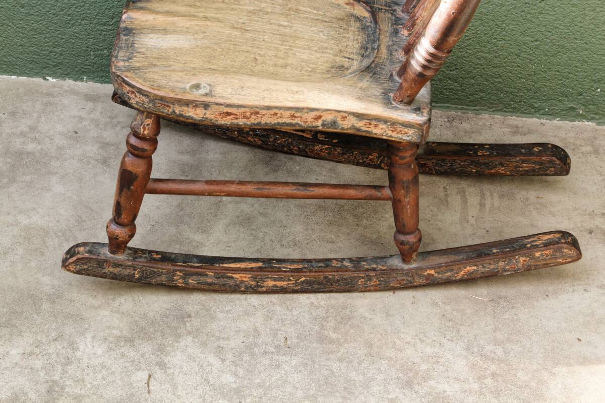 Rocking chair pour enfant en hêtre patiné, 19ème siècle