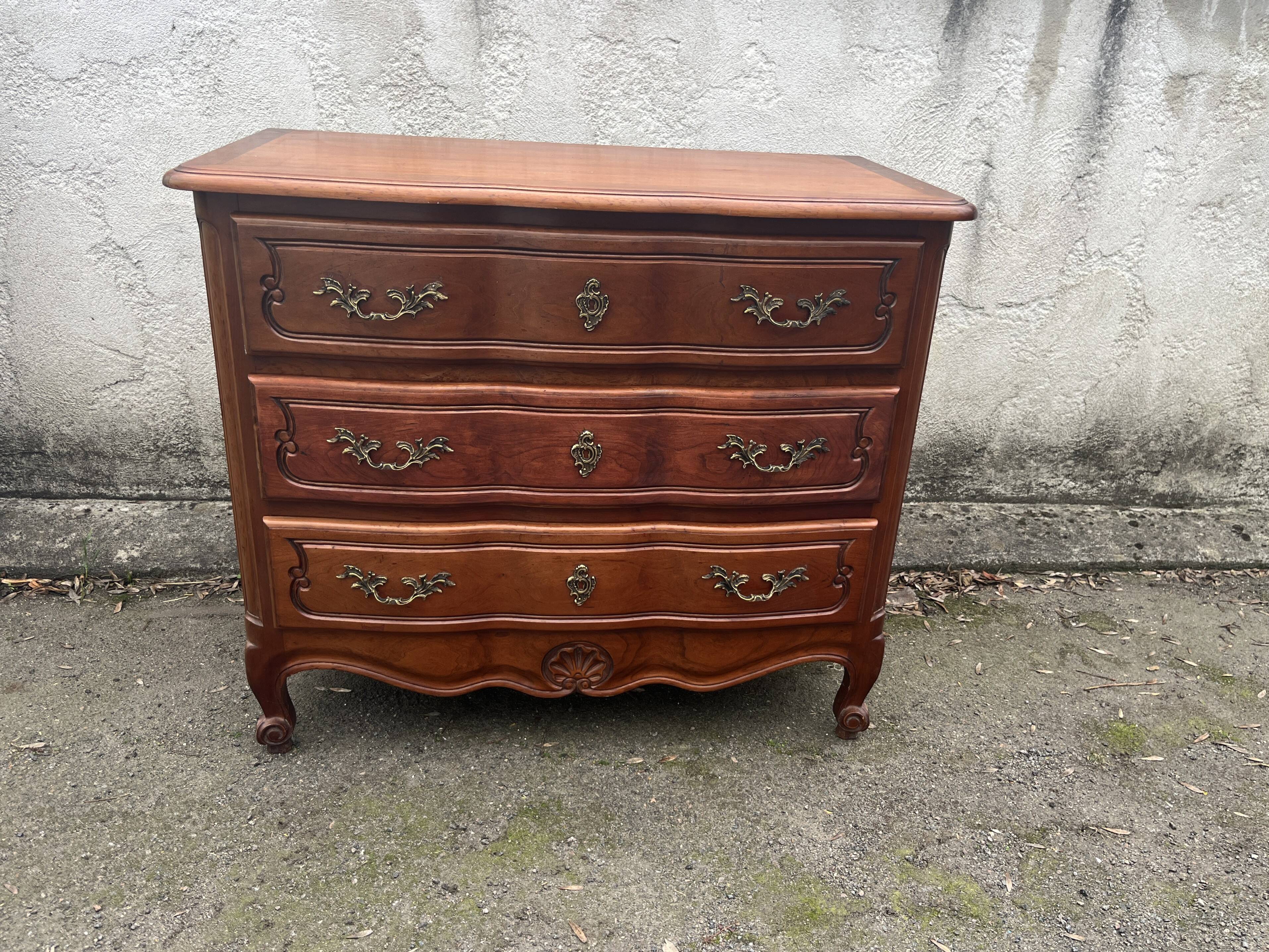 Commode en bois à trois tiroirs, style Louis XV, poignées en laiton