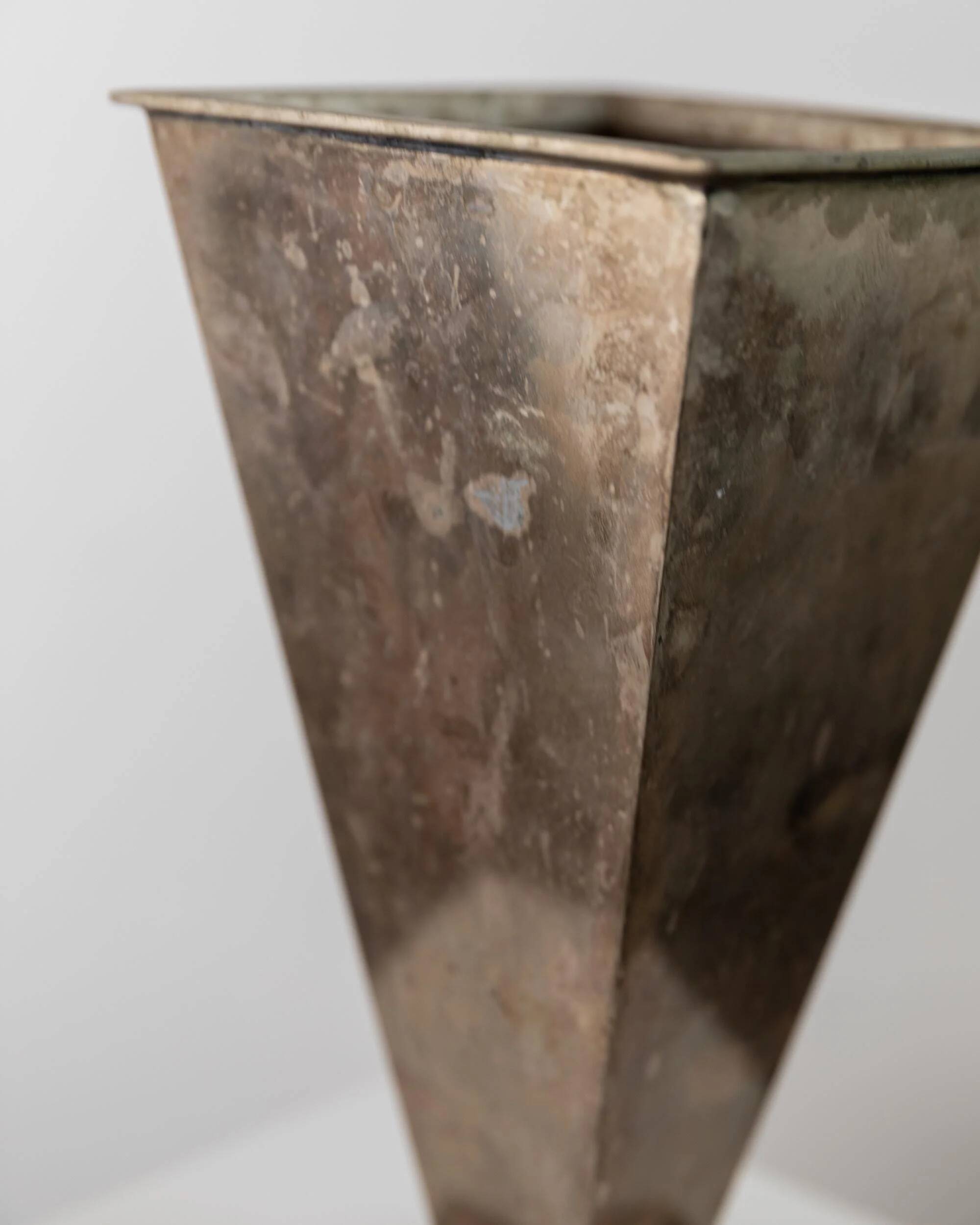 Vase pyramidal vintage en métal argenté des années 1980