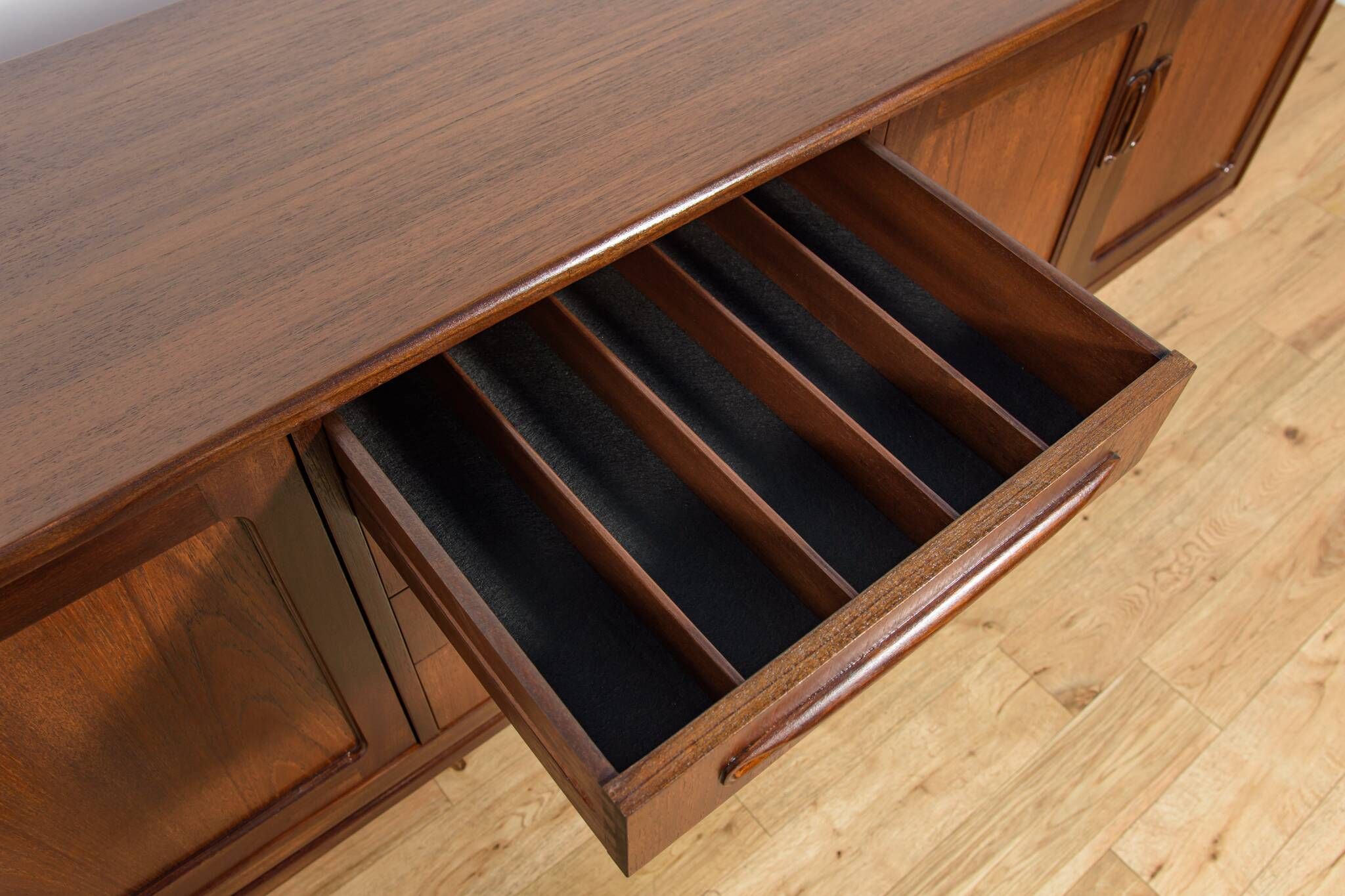 Buffet Mid-Century Modern par Victor Wilkins pour G-Plan, années 1960.