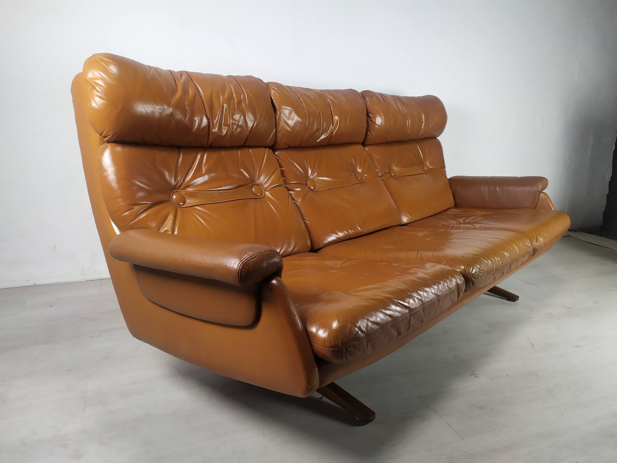 Canapé cuir fauve scandinave