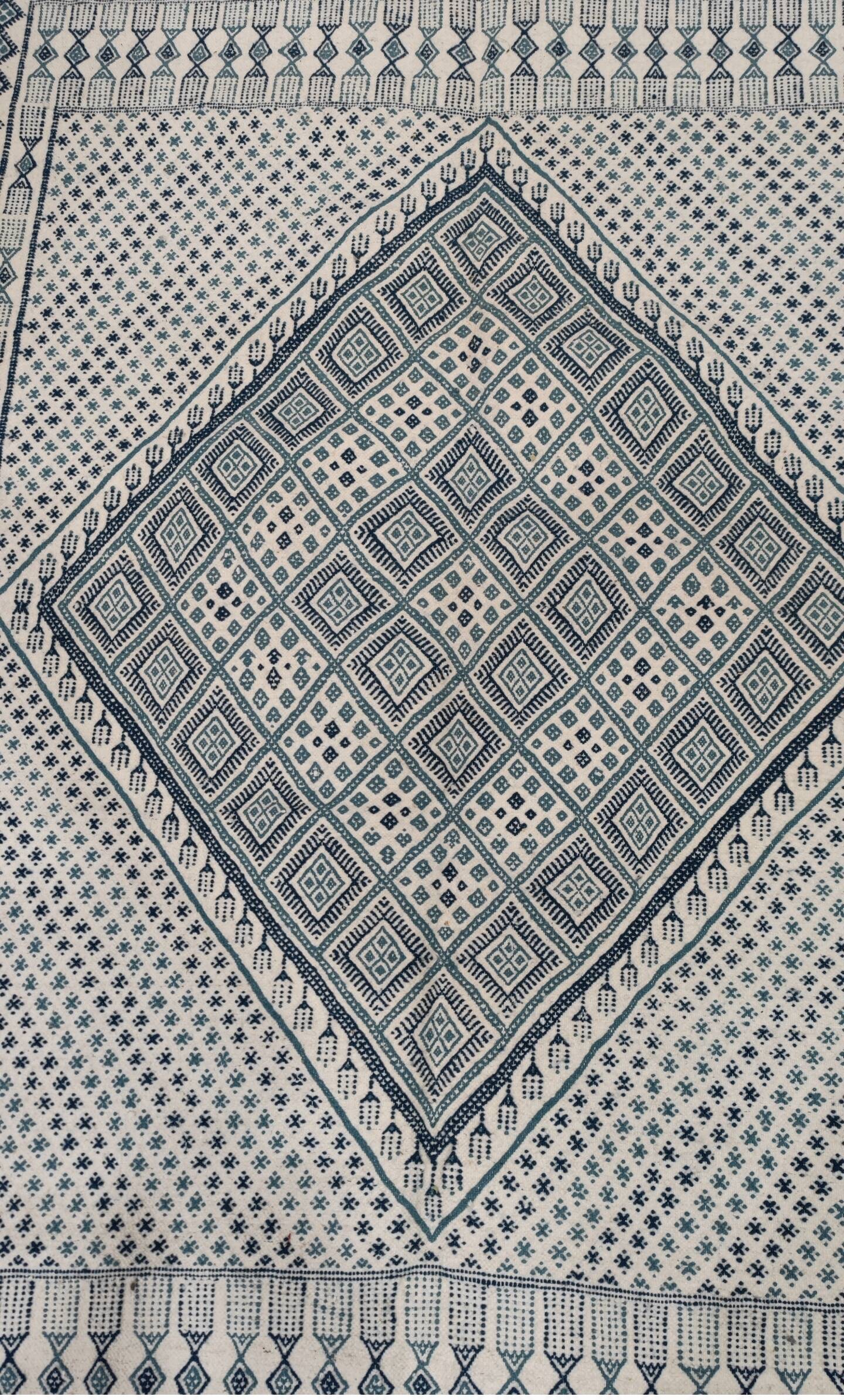Blue and white hand-woven margoum rug