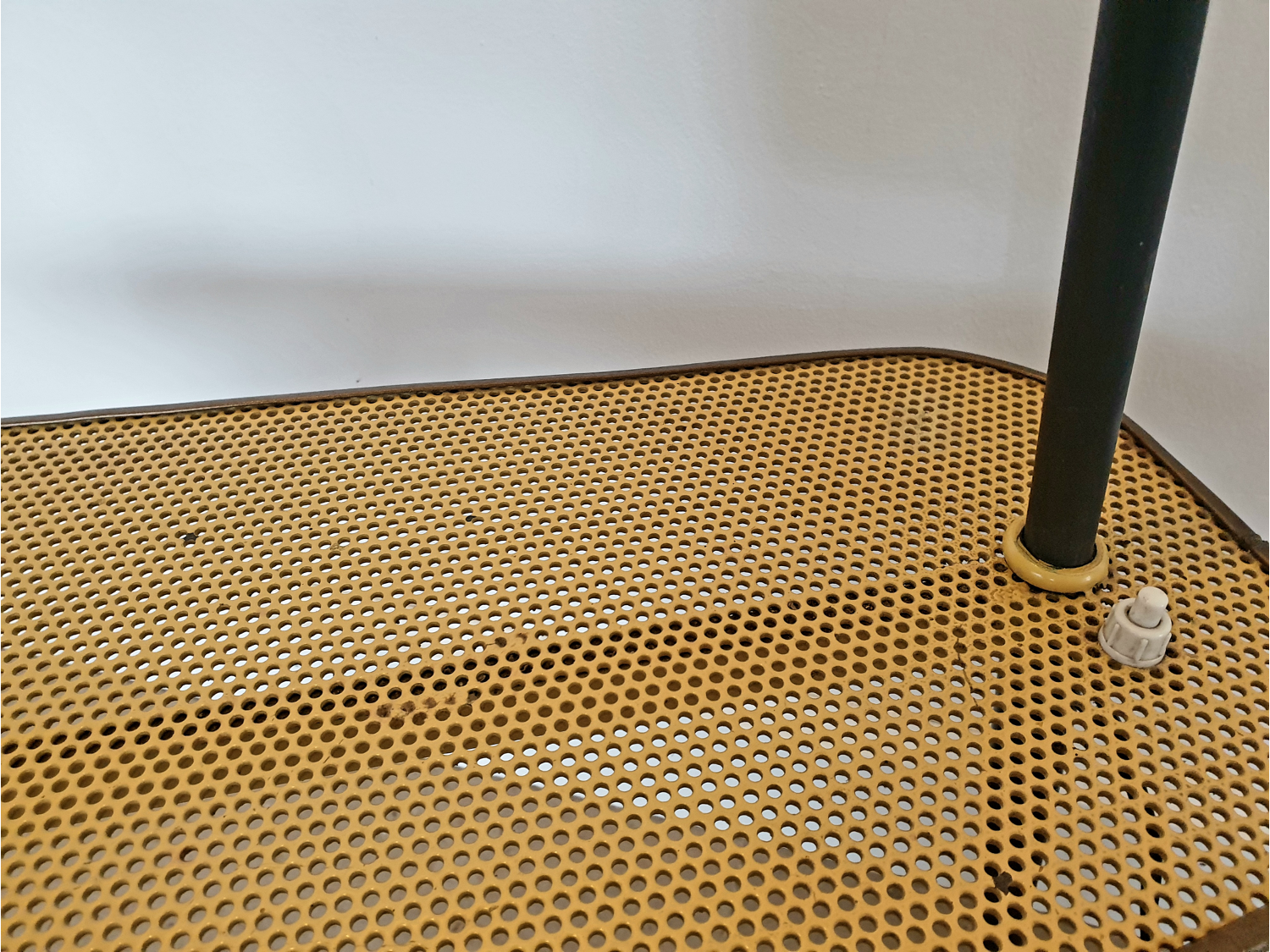 Lampadaire tripode mid-century avec tablette en metal perforé