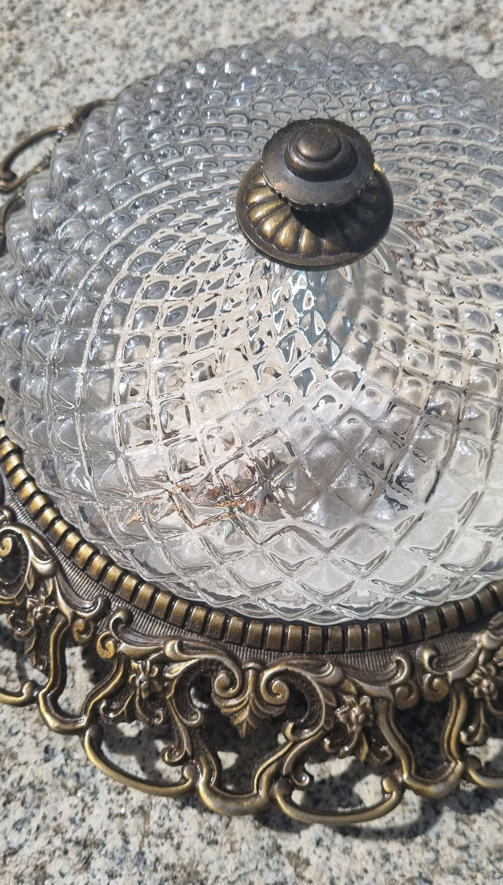 Plafonnier laiton mordoré ciselé et verre pointe diamant, années  40