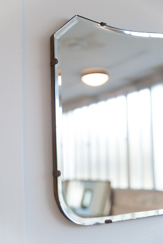 Bevelled horizontal mirror