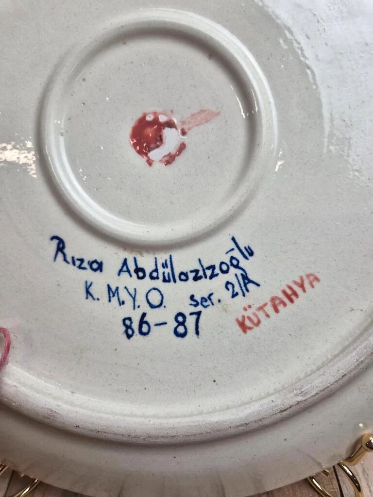 Large vintage wall plate in ceramic from Kütahya, signed – hand-painted oriental decoration.