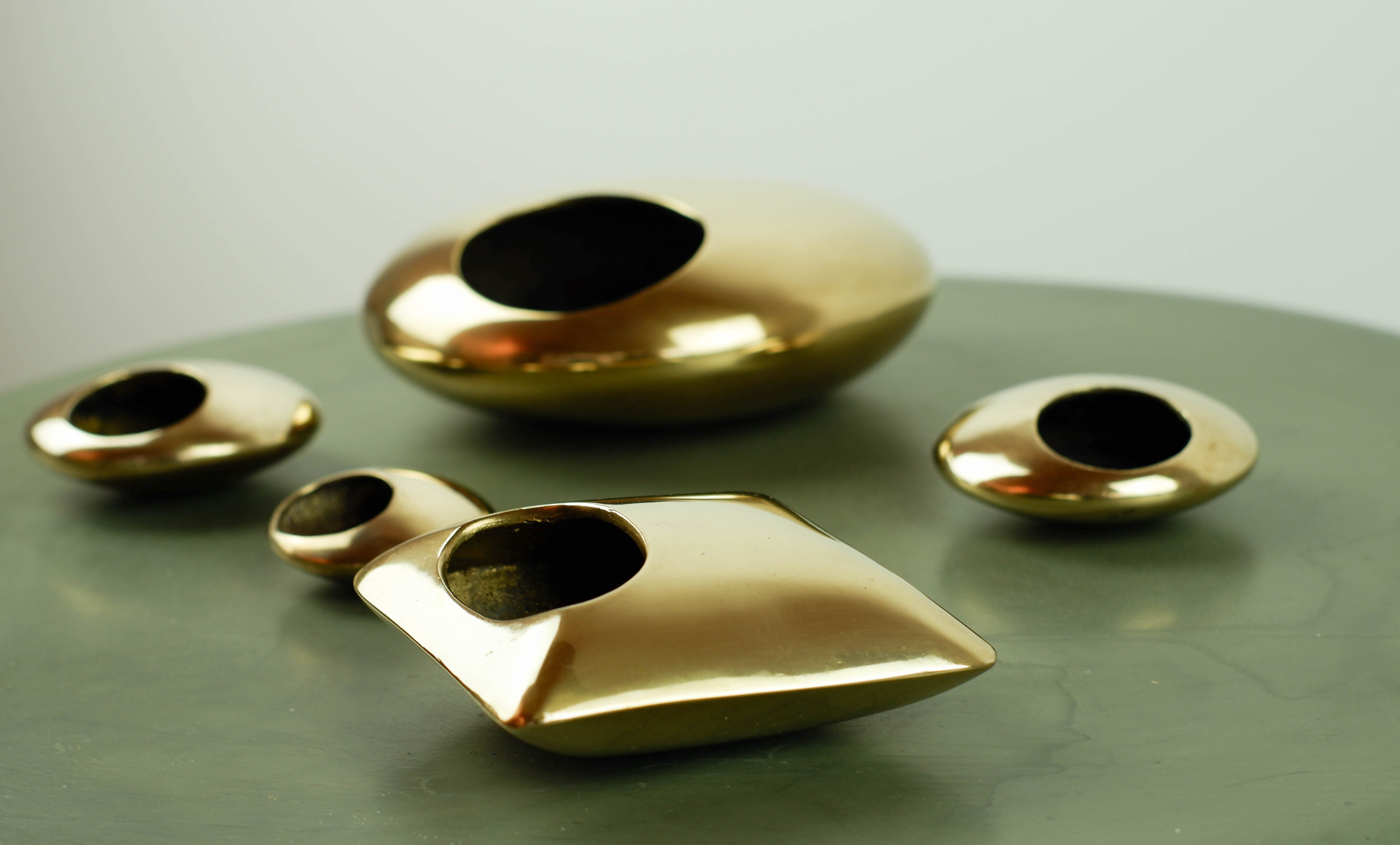 Set of pebble ashtrays in gilded bronze