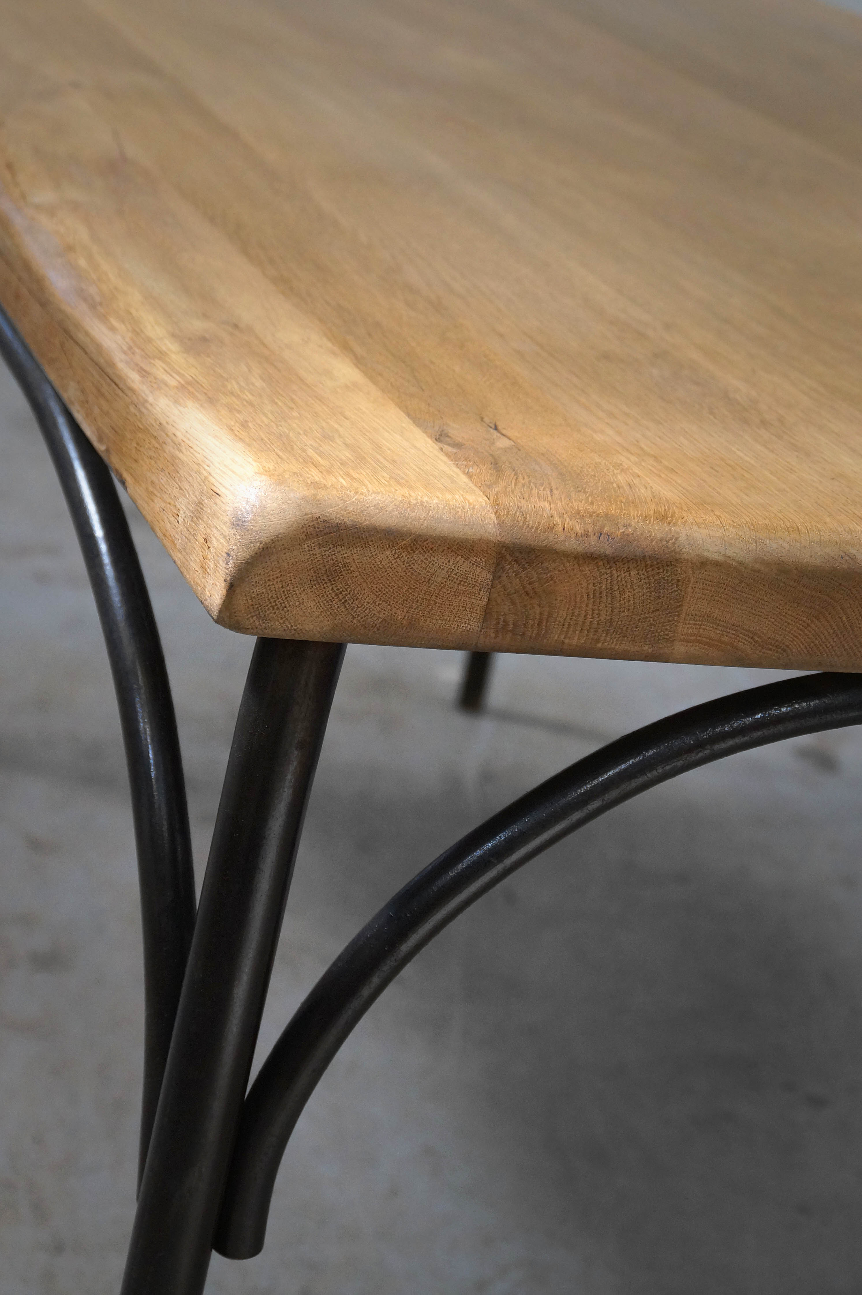 Table curved steel