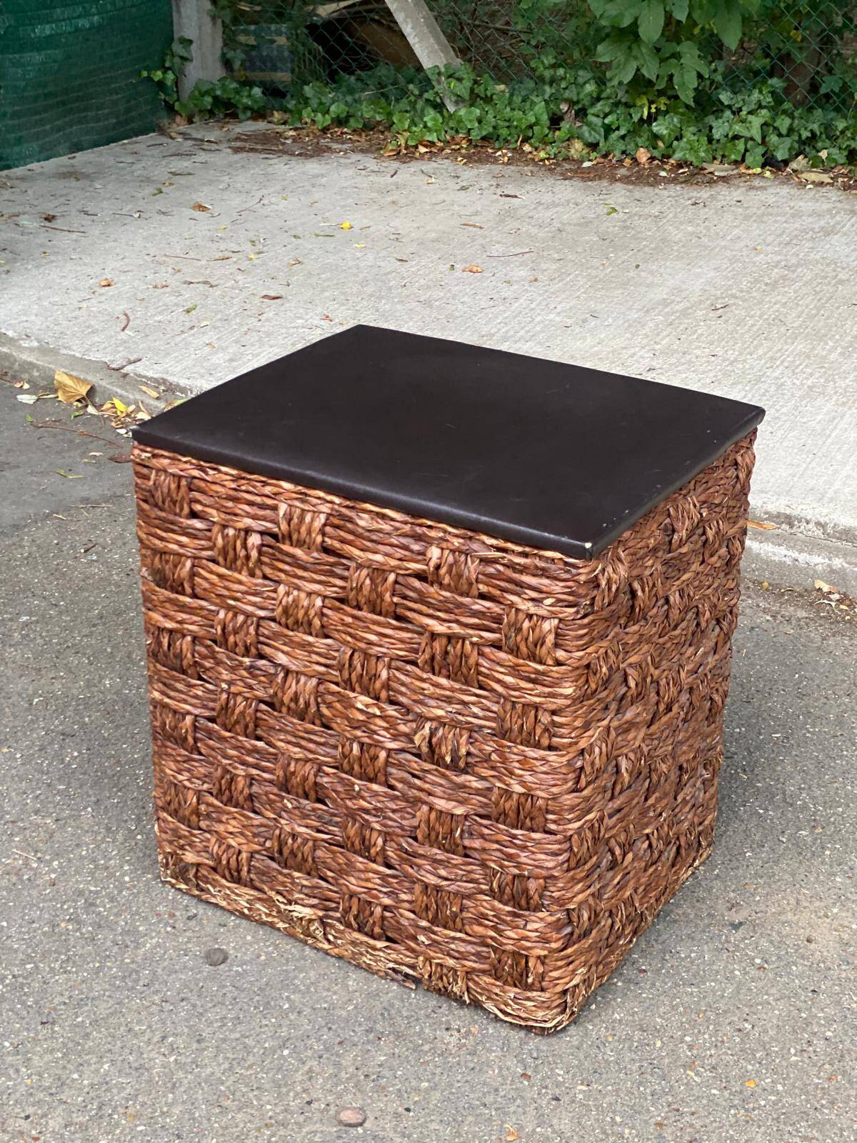 2 Scandinavian poufs in woven brown water hyacinth and leather