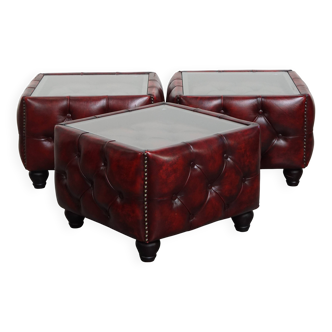 3 tables d'appoint, basses Chesterfield en cuir rouge avec plateau en verre