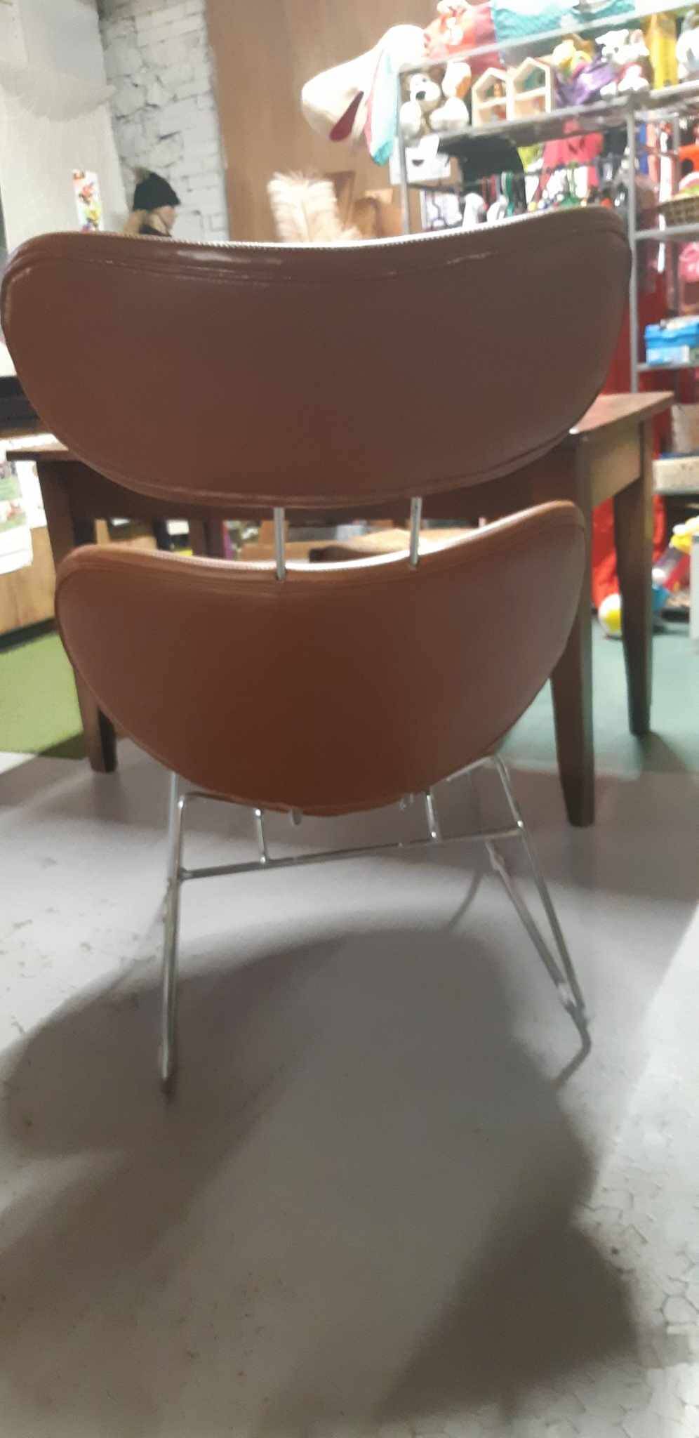 Lot de deux grands fauteuils "designer" intérieur