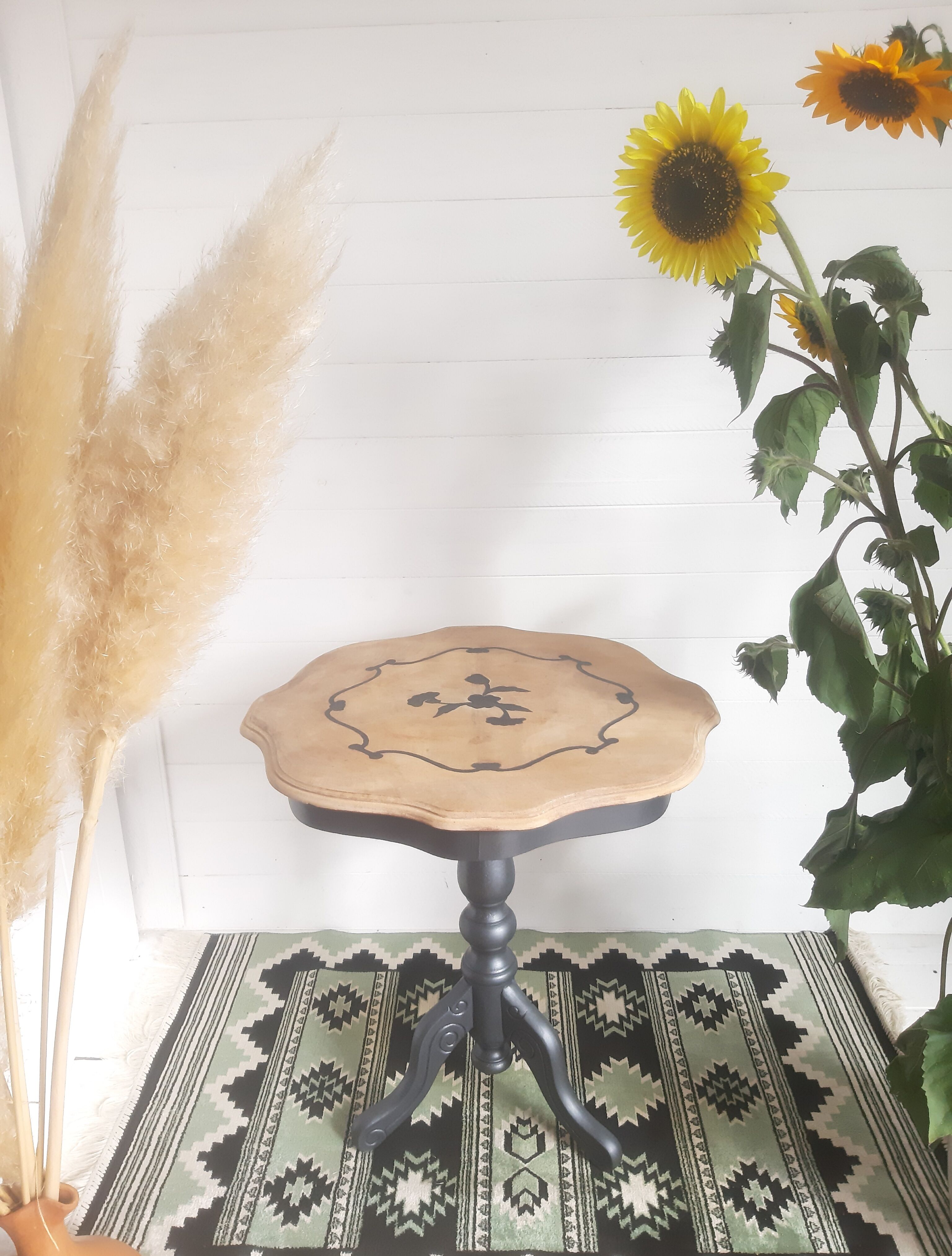 Turntable pedestal table