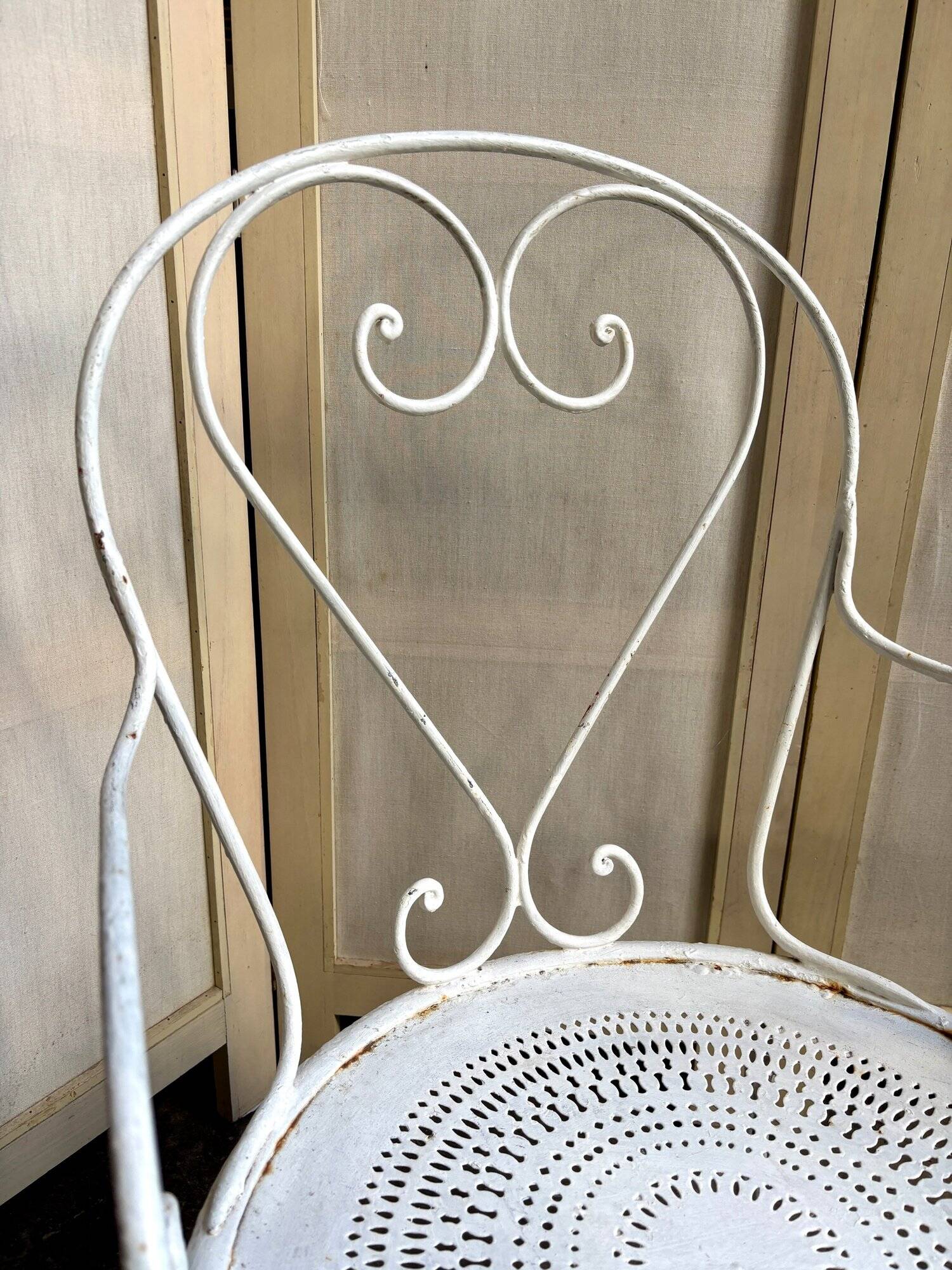 Fauteuil de jardin en fer forgé blanc
