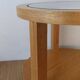 3 tables rondes avec plateaux en verre