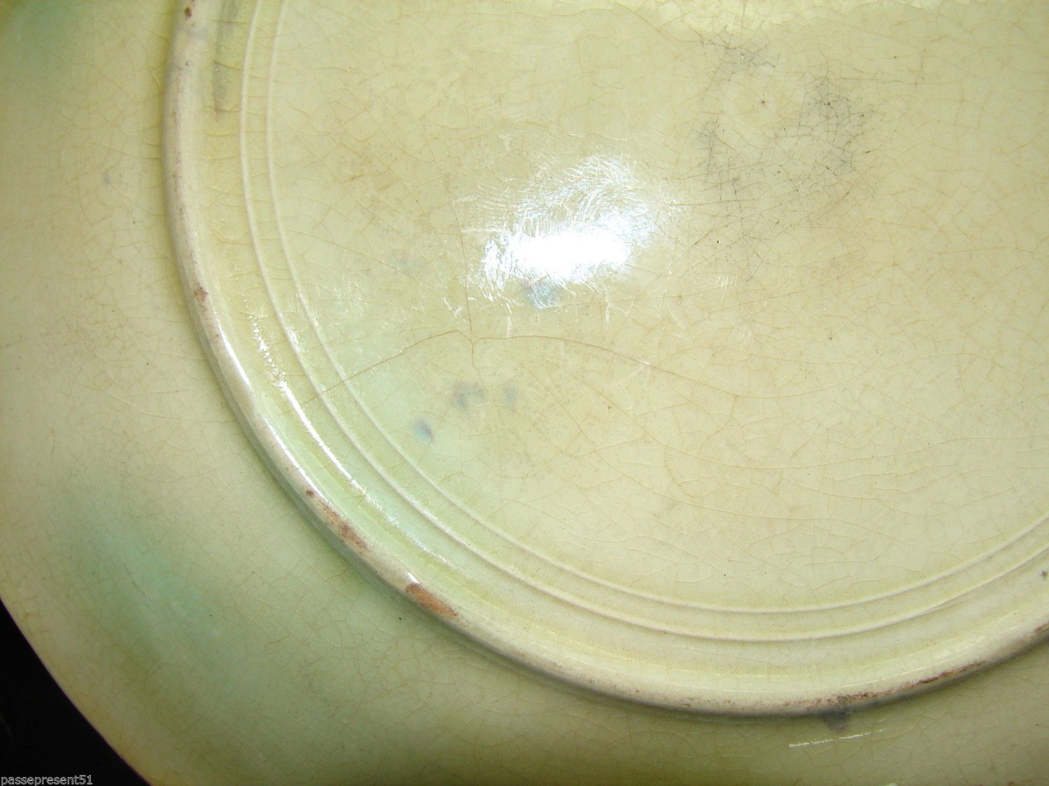 Assiette barbotine décor de raisin