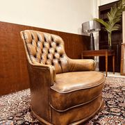 Fauteuil Chesterfield anglais en cuir marron