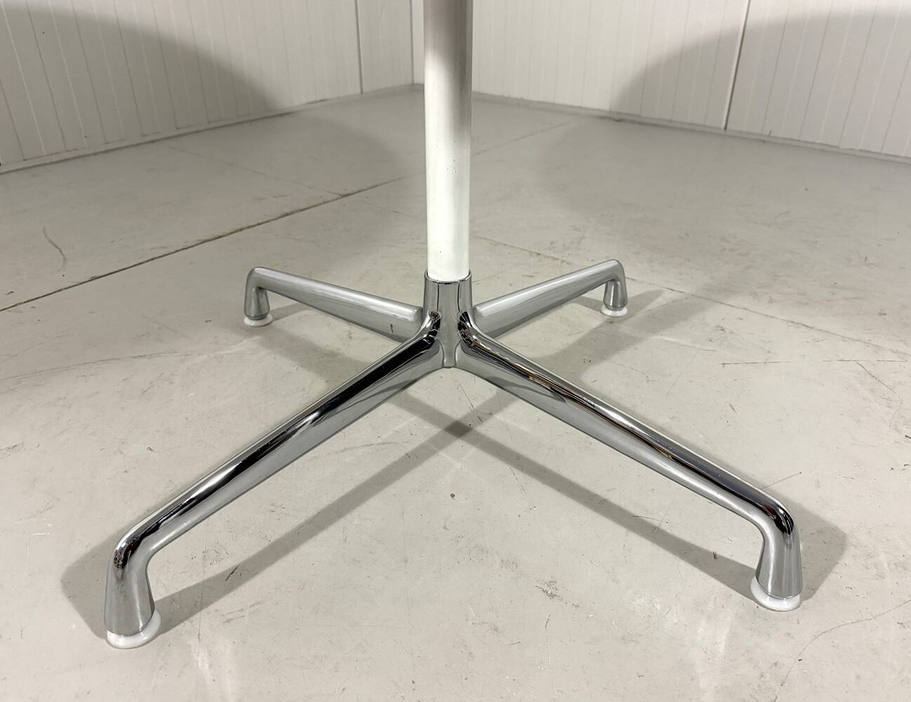 Round dining table by Charles & Ray Eames, Herman Miller, 1960s.
