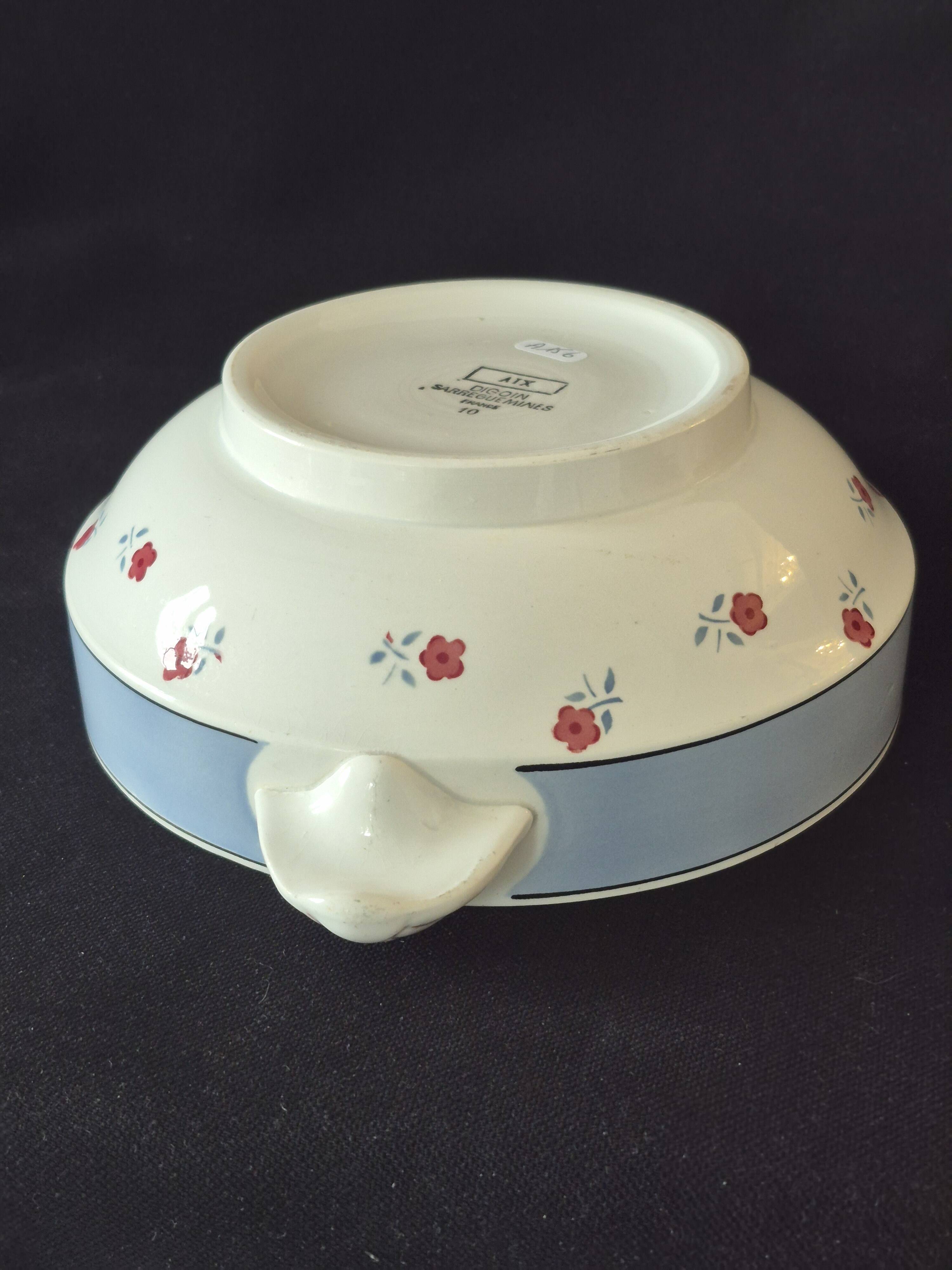 Vegetable dish (soup tureen) in Digoin Sarreguemines earthenware, model AIX A156.