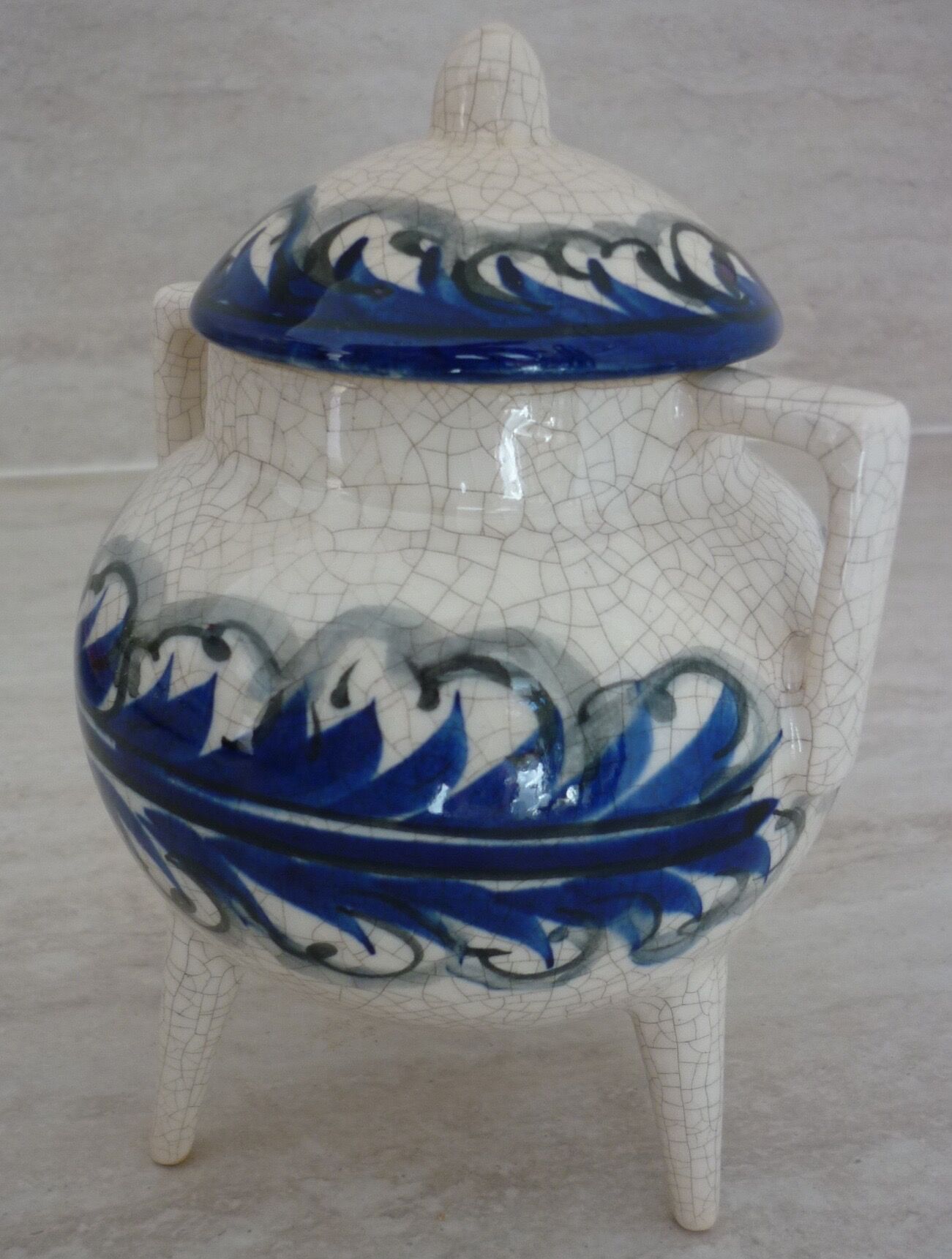 Cracked tripod ball with lid and handles