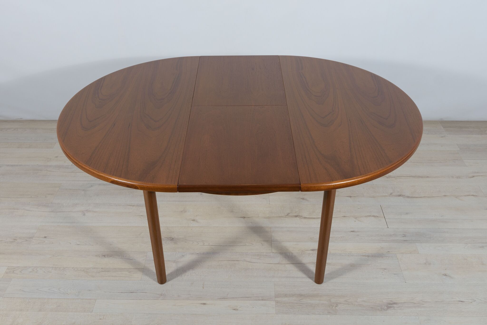 Round extendable dining table from McIntosh, 1960s