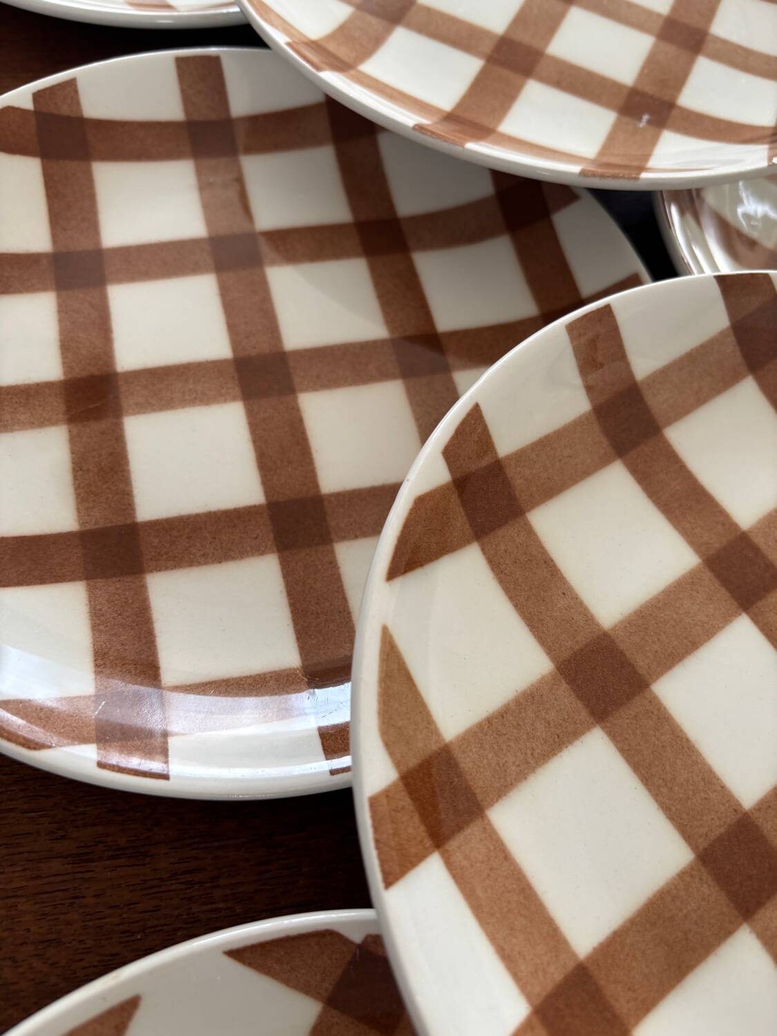 Set of 8 brown checkered plates Moulin des Loups tablecloth