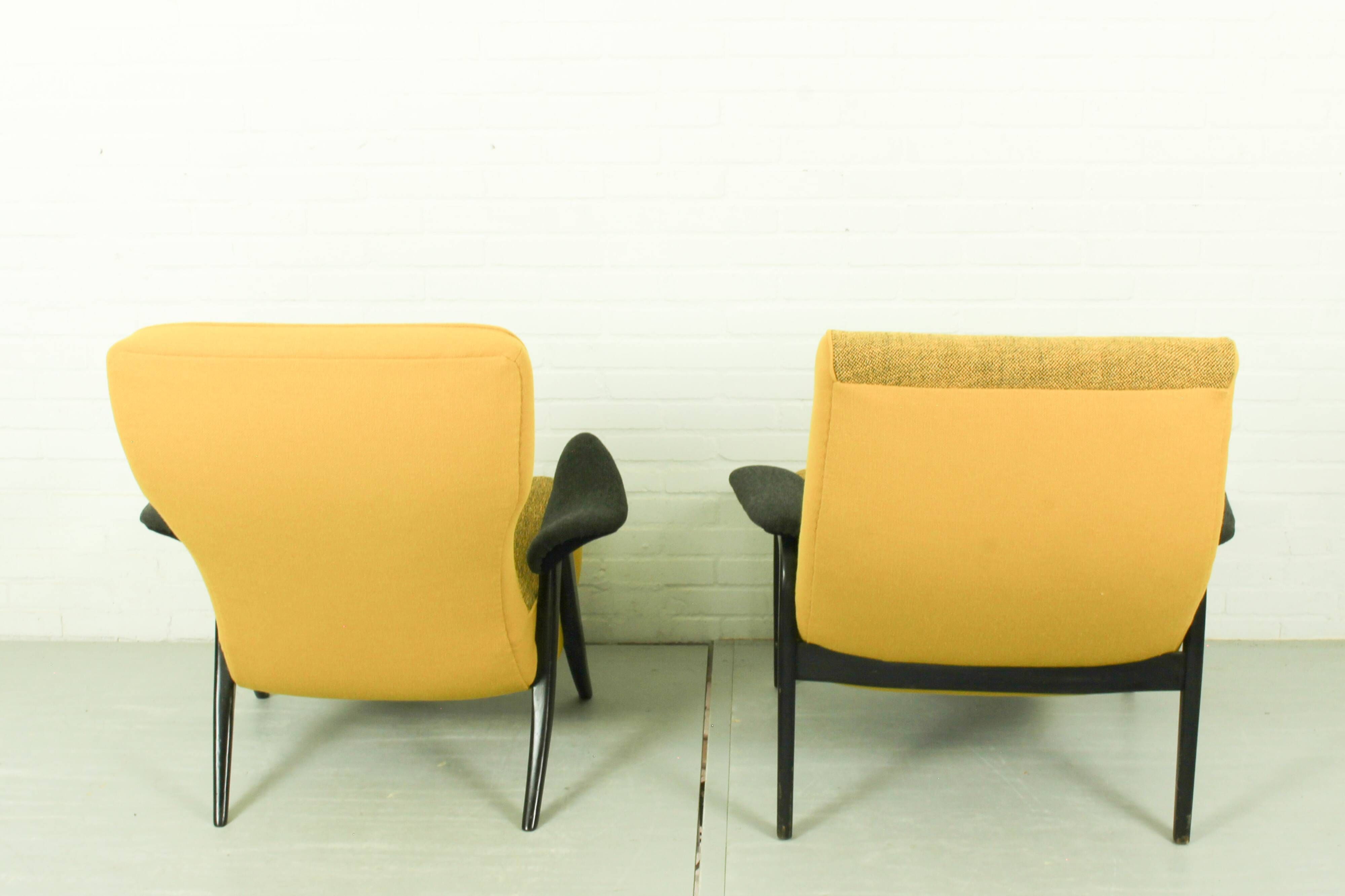 Theo Ruth pour les chaises Artifort Modèle 107 et 137 en Hallingdal Kvadrat.