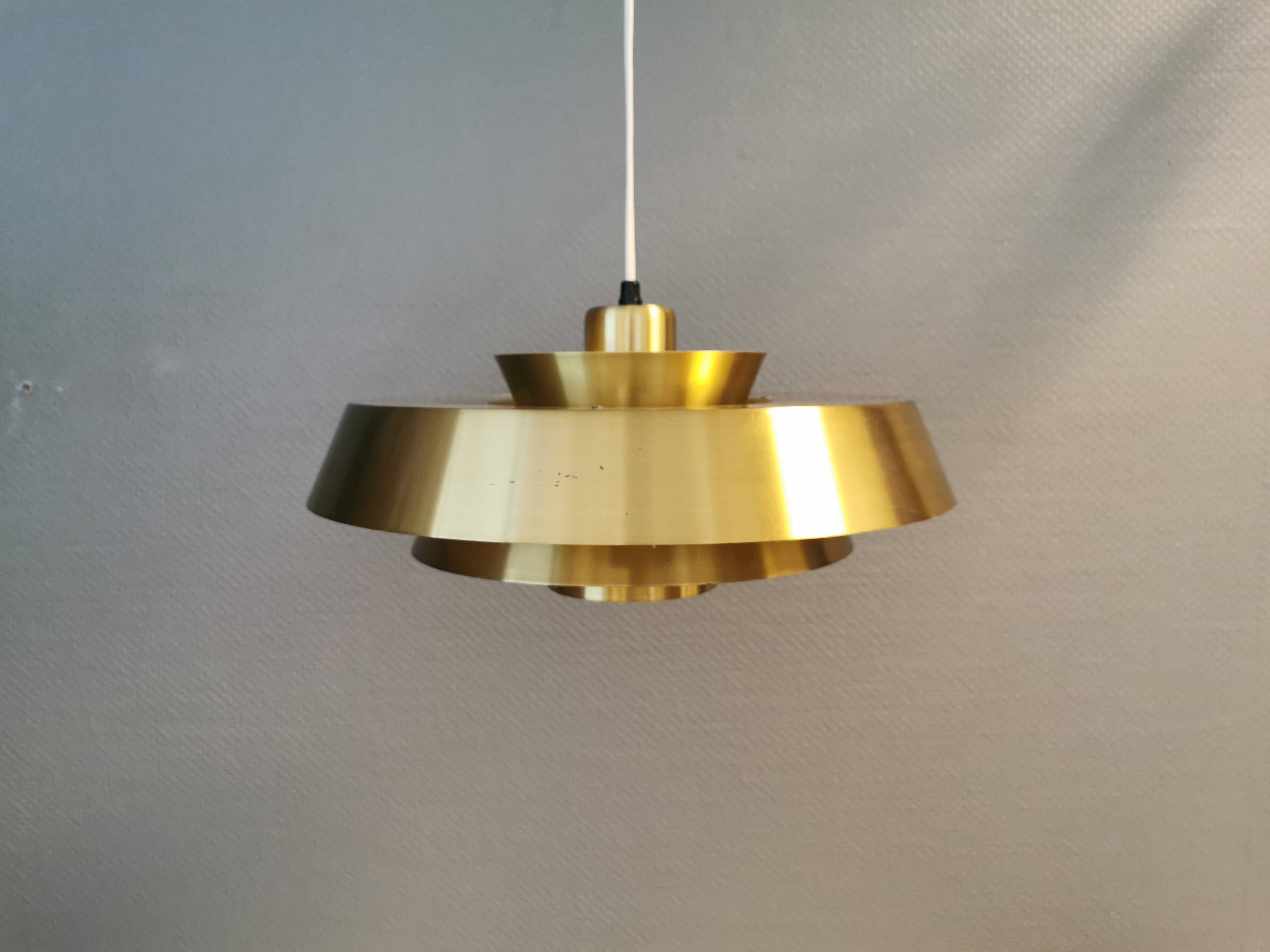 Une lampe suspendue danoise en laiton massif du milieu du siècle par Jo Hammerborg pour Fog & Mørup.