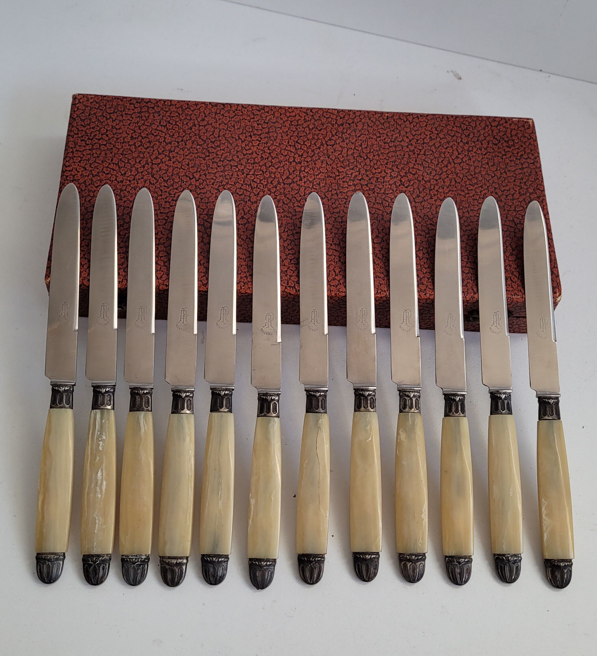 Box 12 horn knives