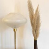 Lampe à poser avec un globe vintage soucoupe en verre et un pied doré