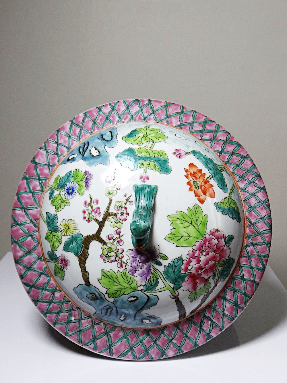 Large covered vase in Chinese porcelain, floral famille rose decoration.