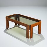 Table basse avec plateau en verre fumé attribuée à Scarpa