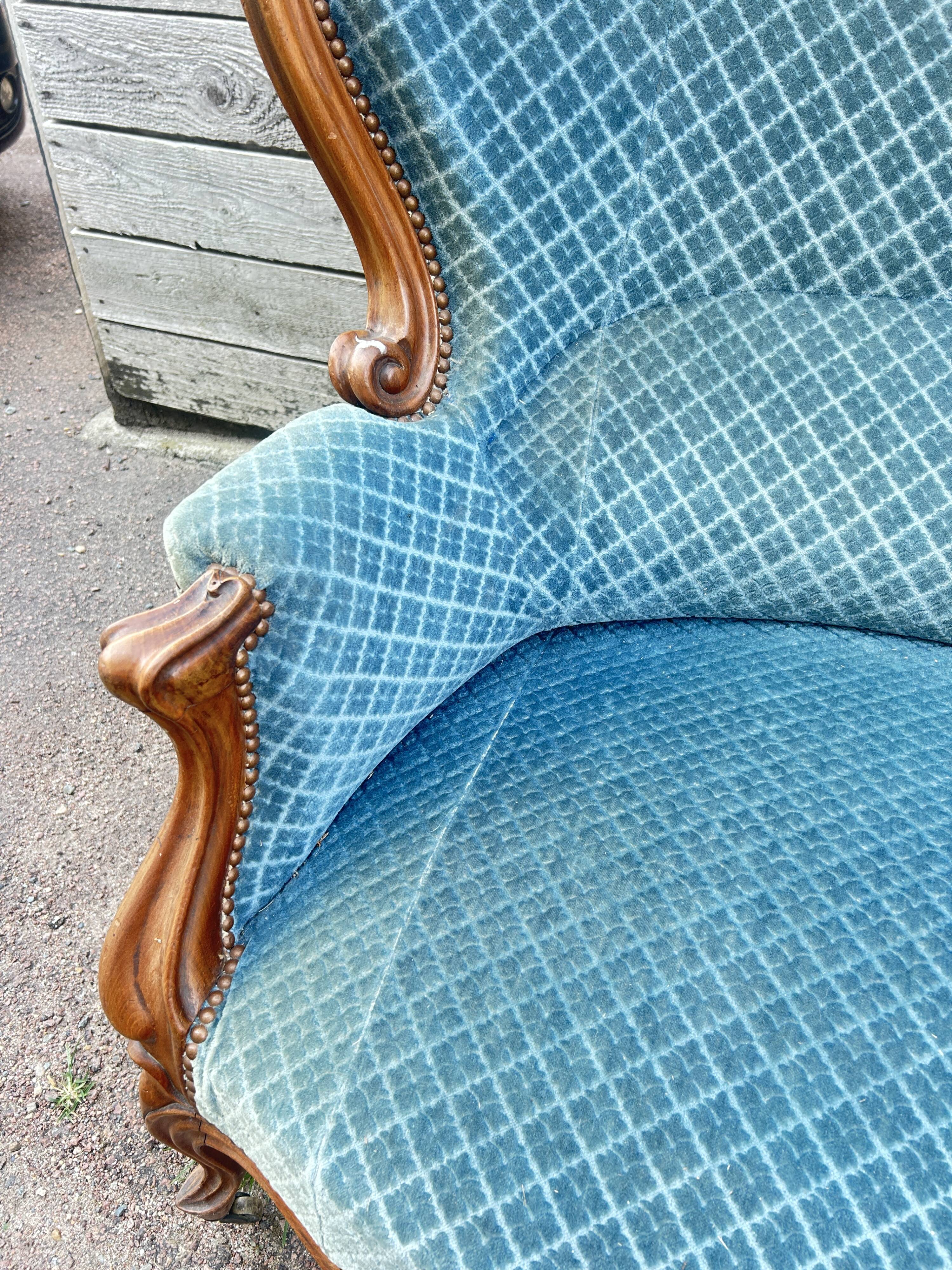 Napoleon III walnut canapé, blue velvet fabric.