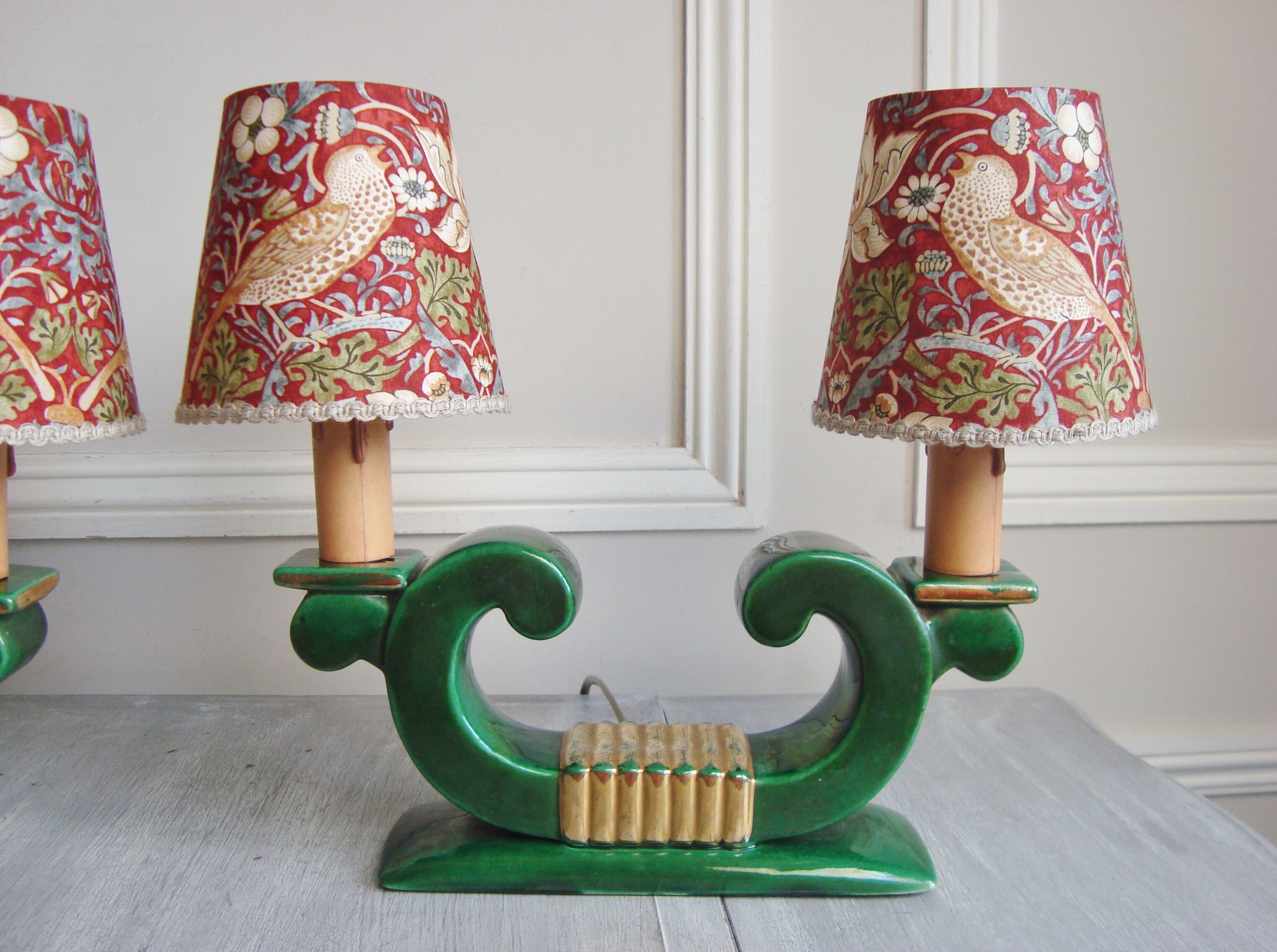 Paire de lampes Art Déco en céramique signées B Lasalle avec quatre abat-jours faits main en France