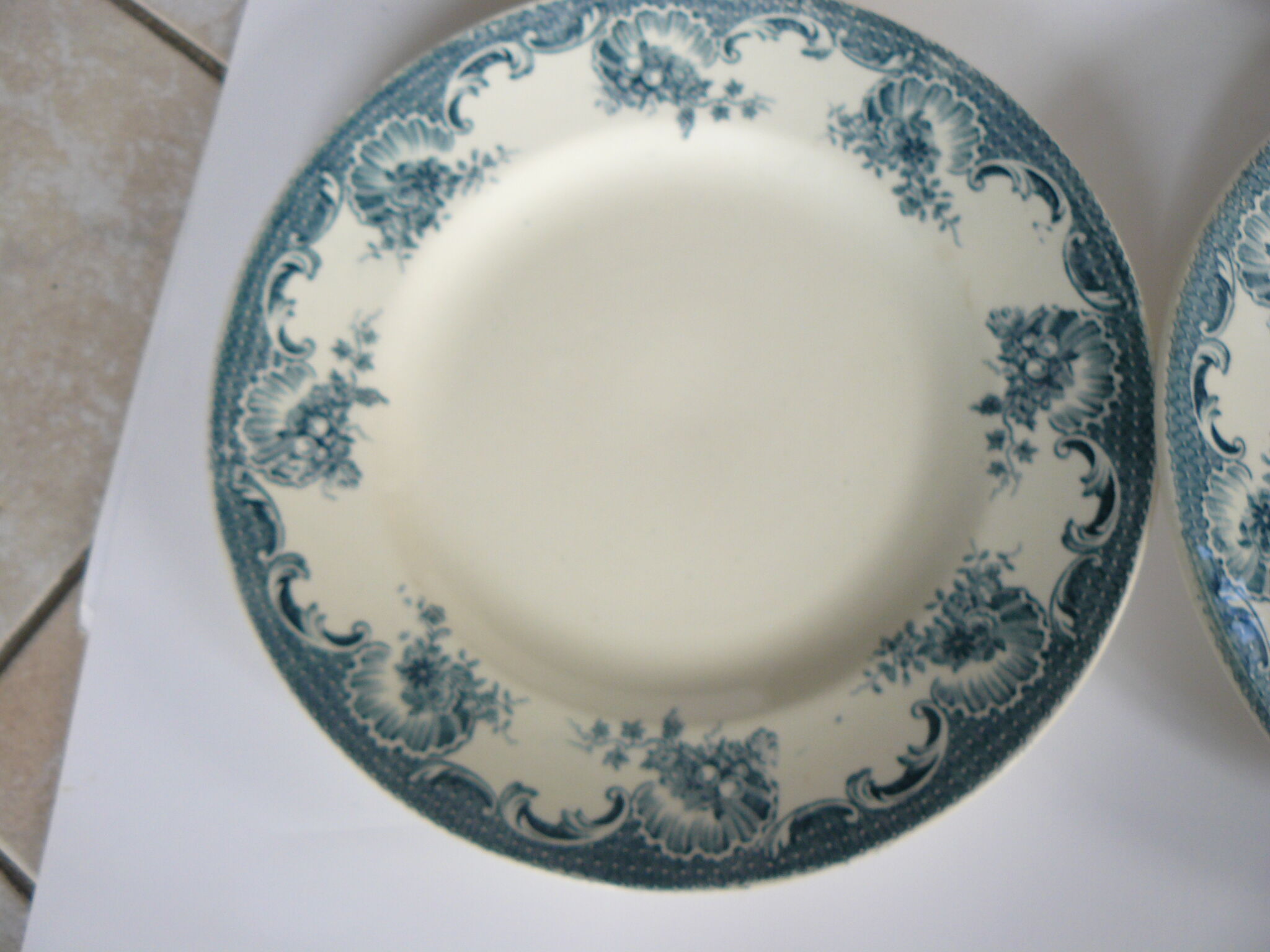 Lot of 4 flat plates, iron earth, St Amand, model "La Vallière"