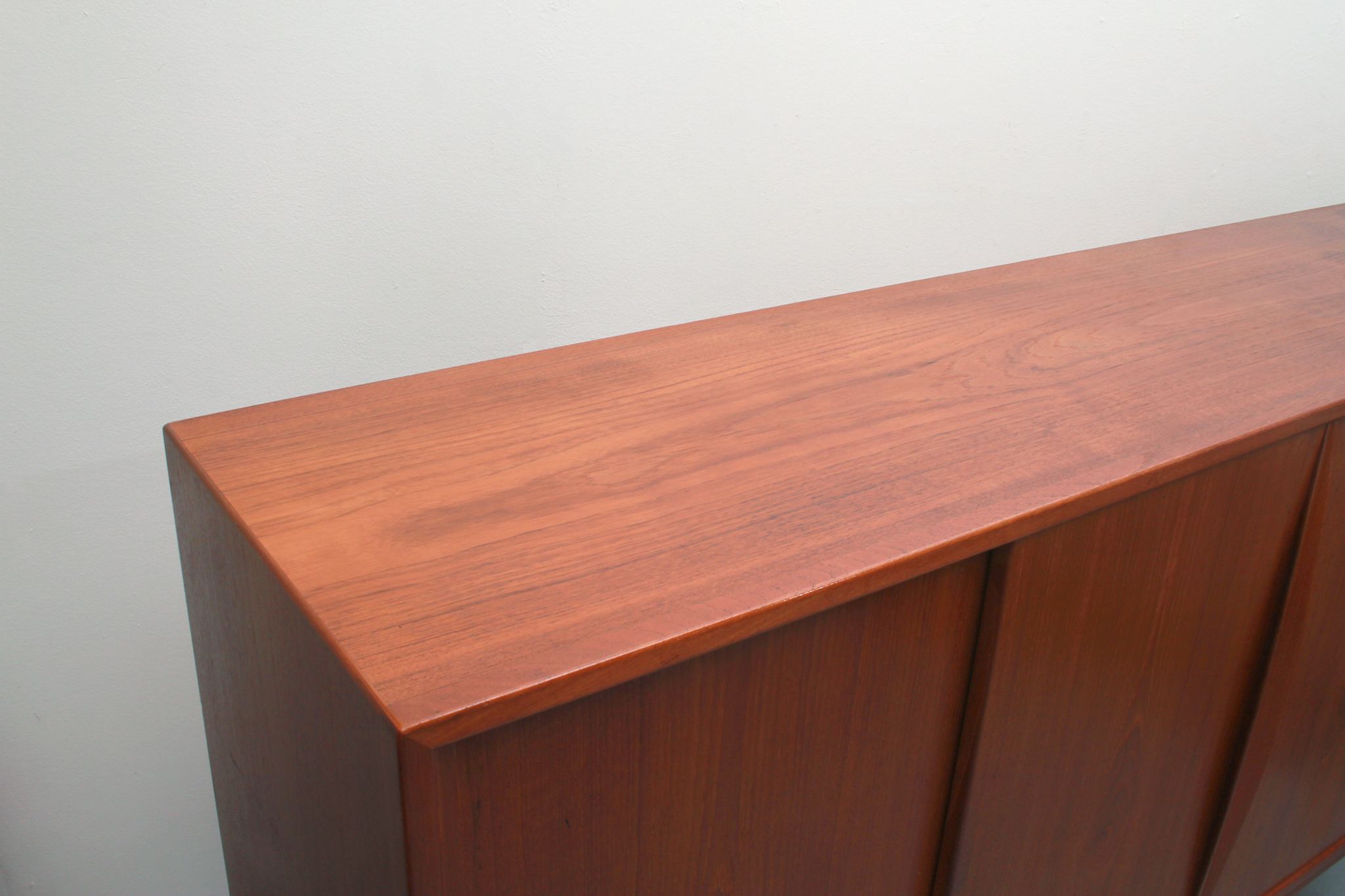 1960s sidebaord / highboard in teak with sliding doors