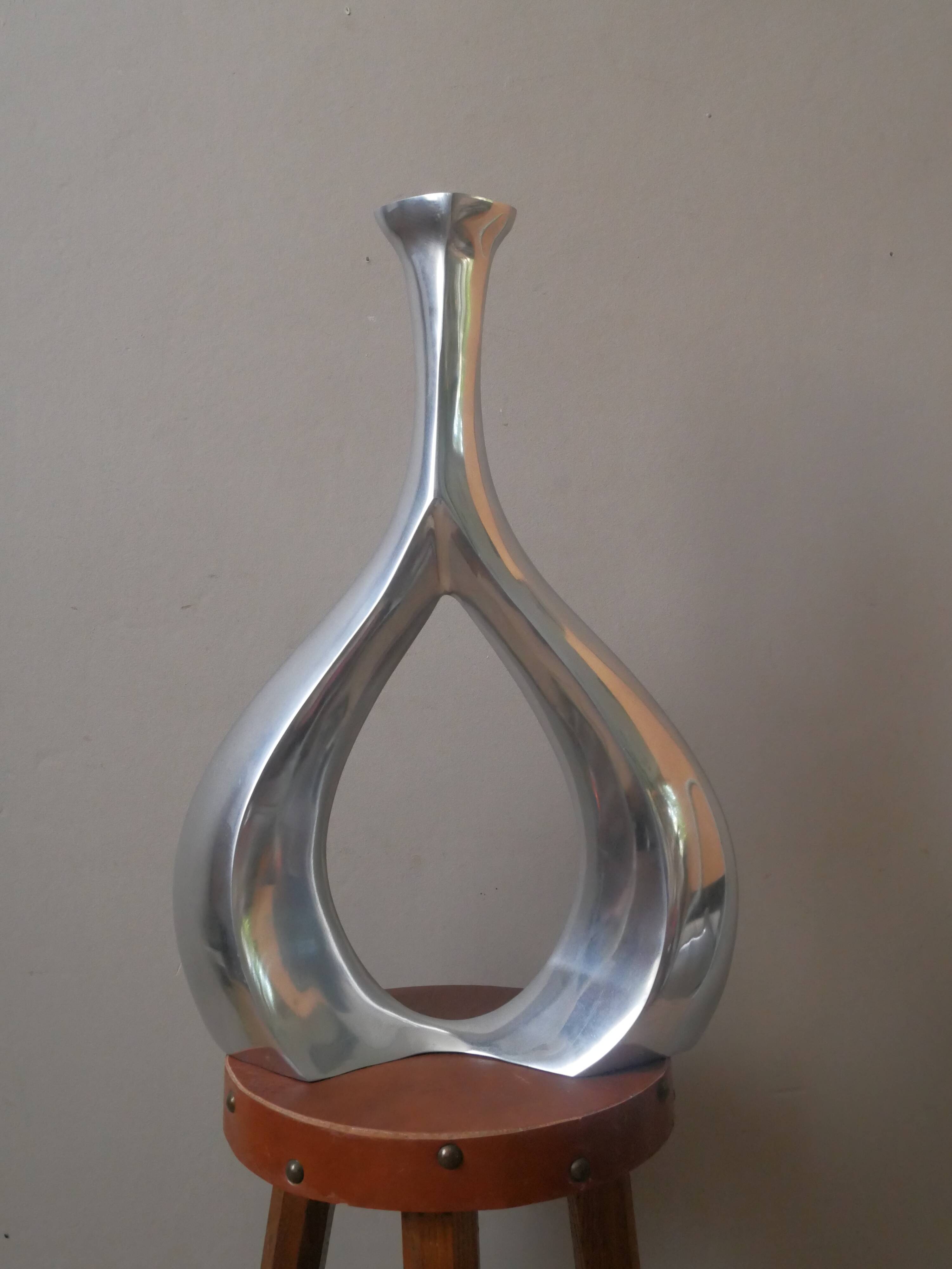 Contemporary design cast aluminum soliflore vase