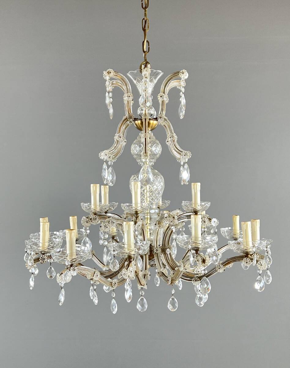 Large crystal chandelier with pendants, Louis XV style, 20th century.